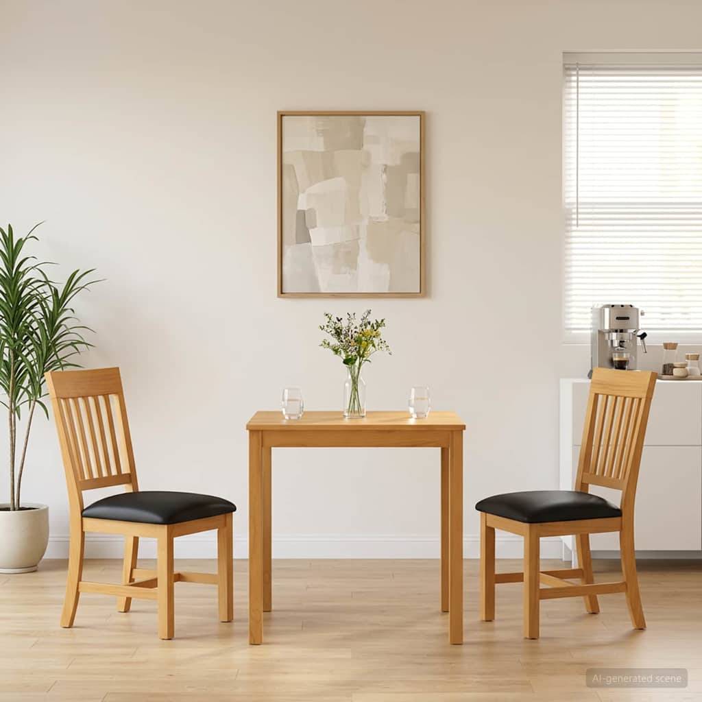 Minimalistischer Essplatz mit zwei Holzstühlen, einem kleinen Tisch, einer Vase mit Blumen, Wandkunst und einer Topfpflanze in einem hellen Raum.