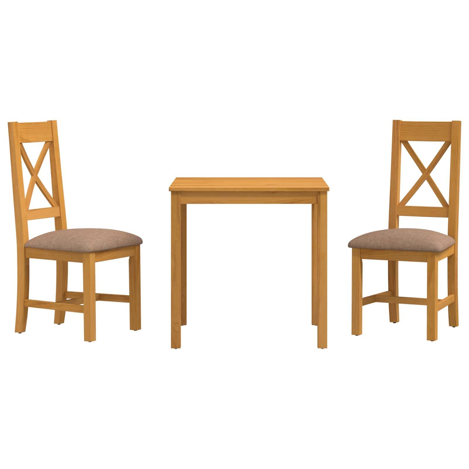 Speisegarnitur aus Holz mit zwei gepolsterten Stühlen, die einen kleinen rechteckigen Tisch flankieren, auf weißem Hintergrund.