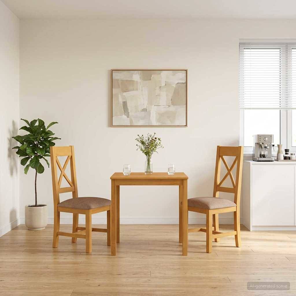 Zwei Holzstühle flankieren einen kleinen Tisch mit Blumen in einem hellen, minimalistischen Zimmer mit einer Topfpflanze, Wandkunst und einem Fenster.