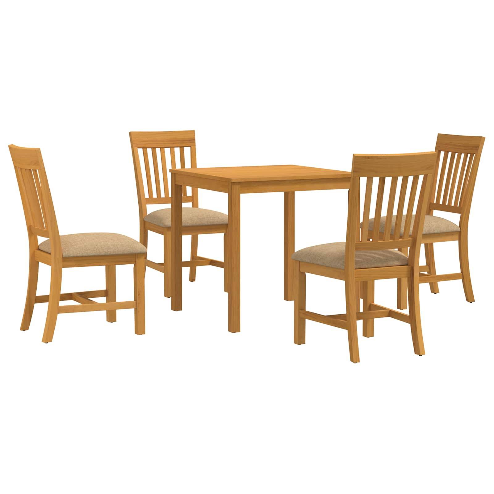 Vier hölzerne Esszimmerstühle um einen quadratischen Tisch mit beige gepolsterten Sitzen auf weißem Hintergrund.