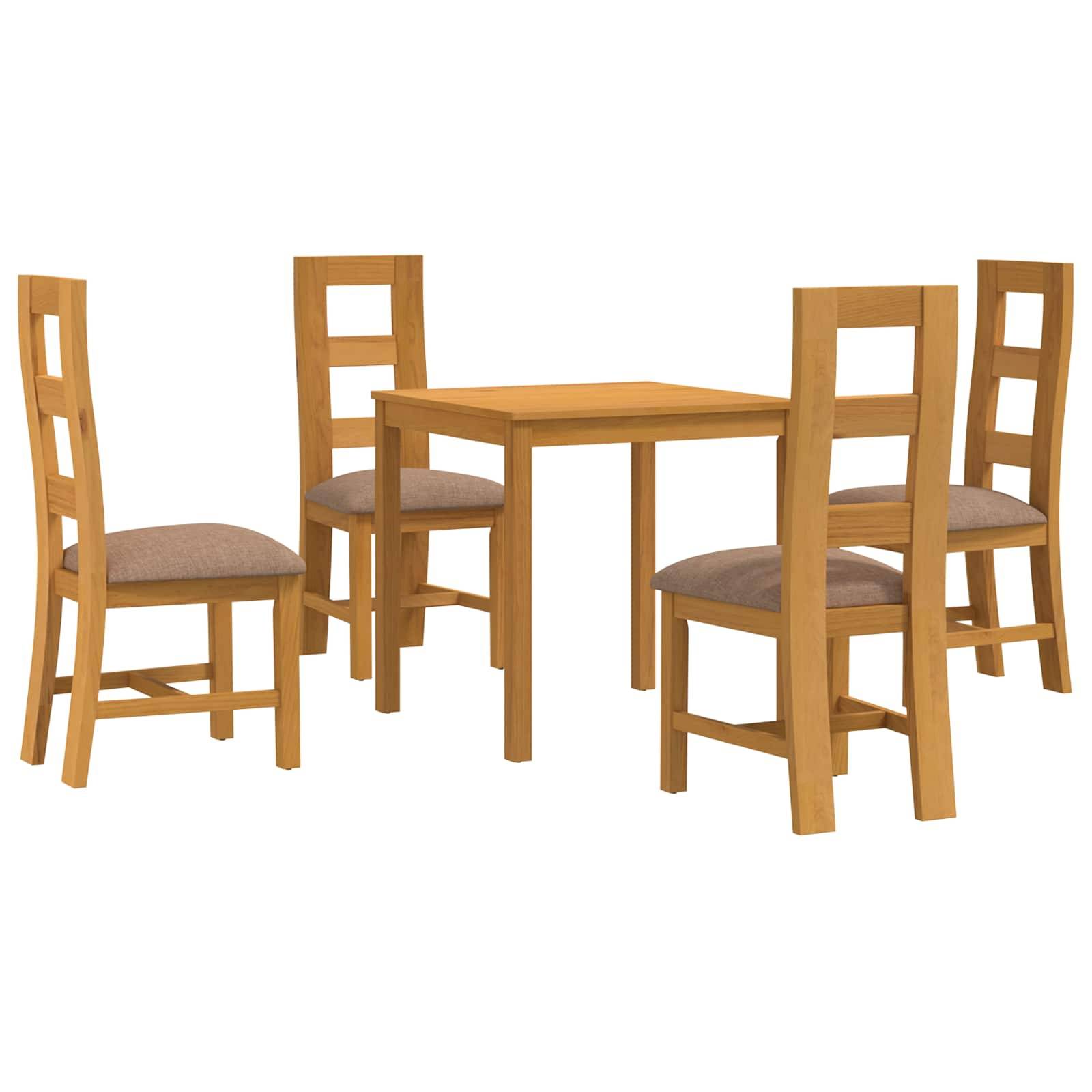 Vier hölzerne Esszimmerstühle, die um einen quadratischen Holztisch auf weißem Hintergrund angeordnet sind.