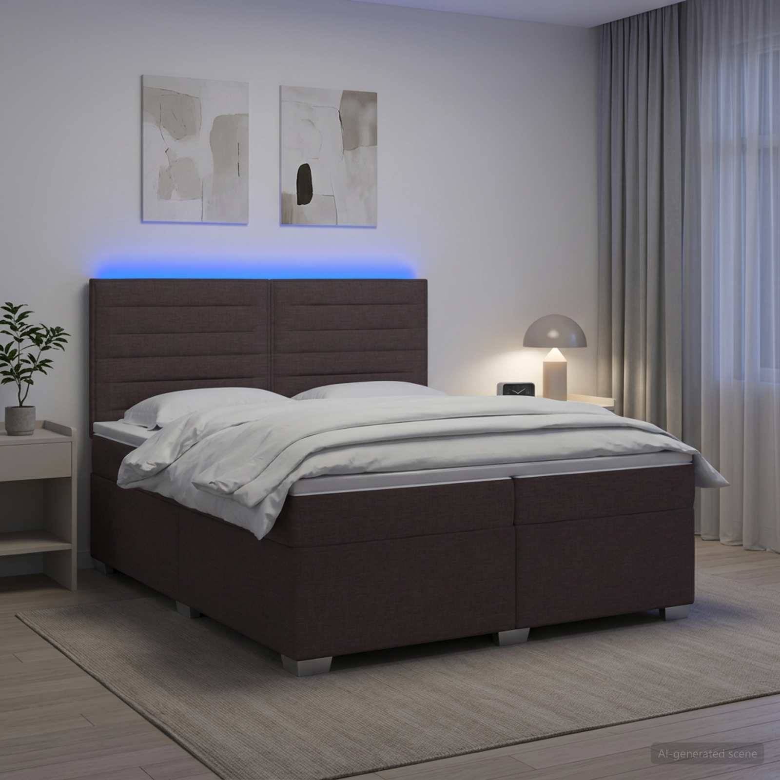 Modernes Schlafzimmer mit einem dunkel gepolsterten Bett, weißer Bettwäsche, blauer LED-Kopfleuchtenbeleuchtung, Nachttischlampe, Kunstwerk, Vorhängen und einem Teppich.