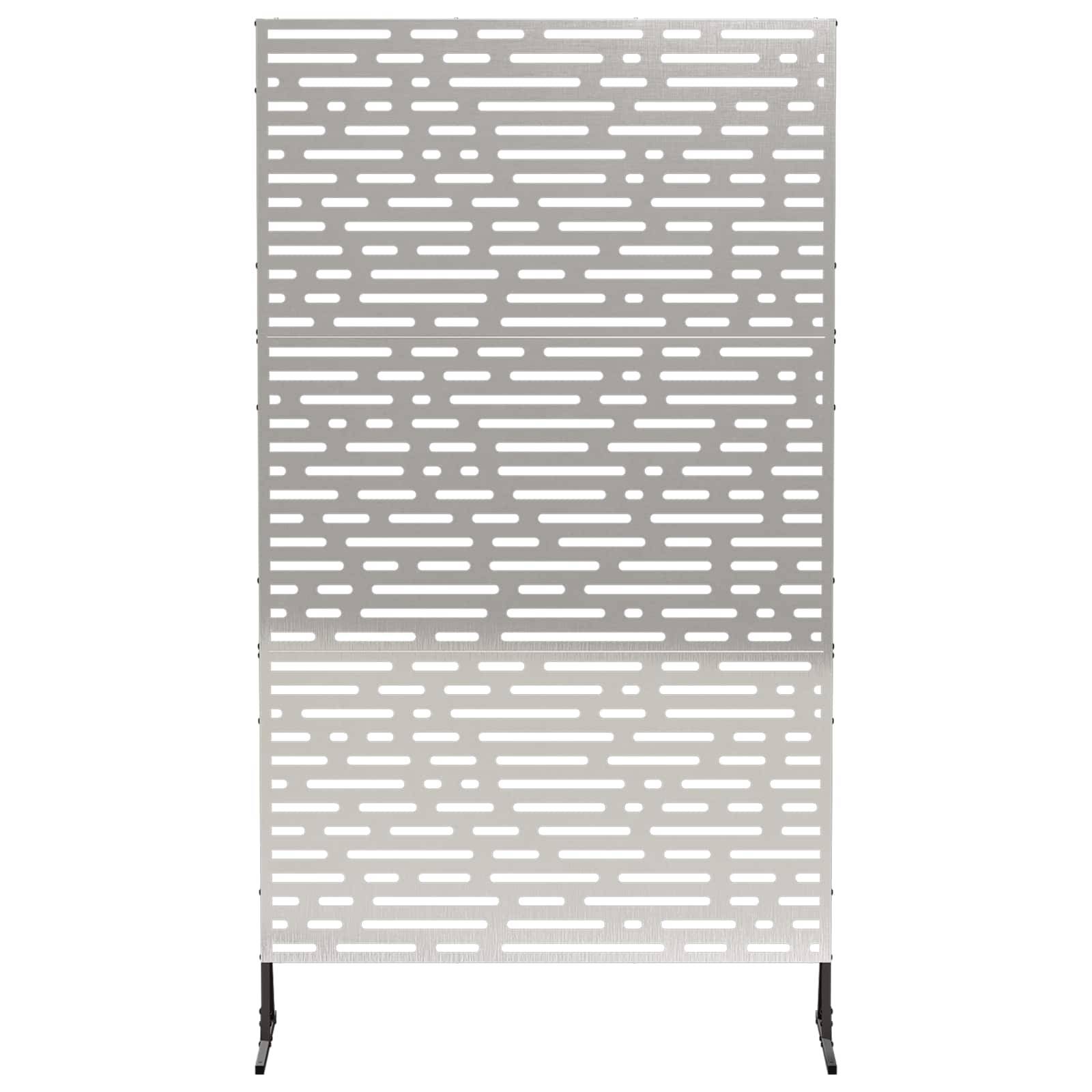 Hoher grauer durchbrochener Metall-Sichtschutz mit einem helleren unteren Panel und zwei schwarzen Stützbeinen.