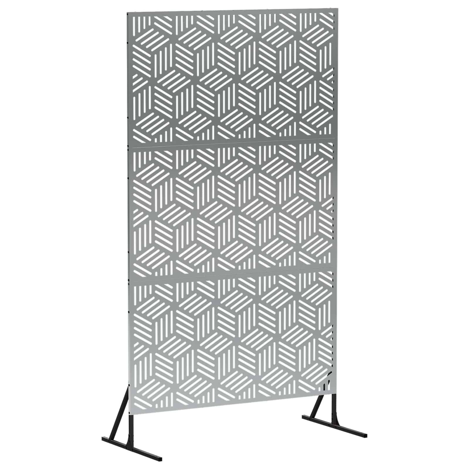 Grauer freistehender Sichtschutz mit wiederkehrend geometrischem Ausschnittmuster und schwarzen Metallfüßen.