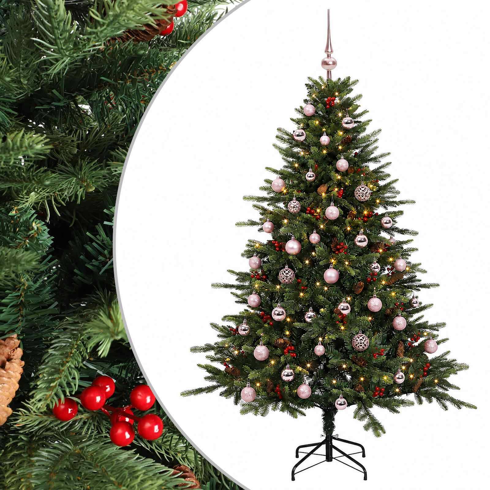 Dekorierter künstlicher Weihnachtsbaum auf einem Ständer, zentriert auf weißem Hintergrund dargestellt, mit einer Nahaufnahme eines Tannenzweigs und roten Beeren links.
