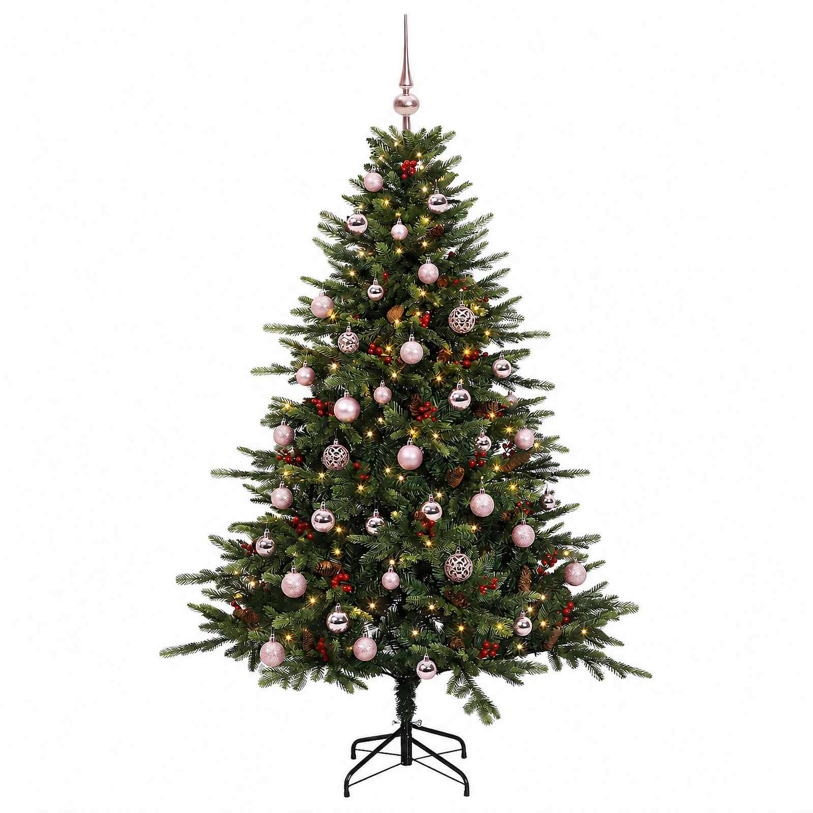 Ein geschmückter Weihnachtsbaum mit rosa und silbernen Verzierungen und kleinen Lichtern auf einem Ständer vor weißem Hintergrund.