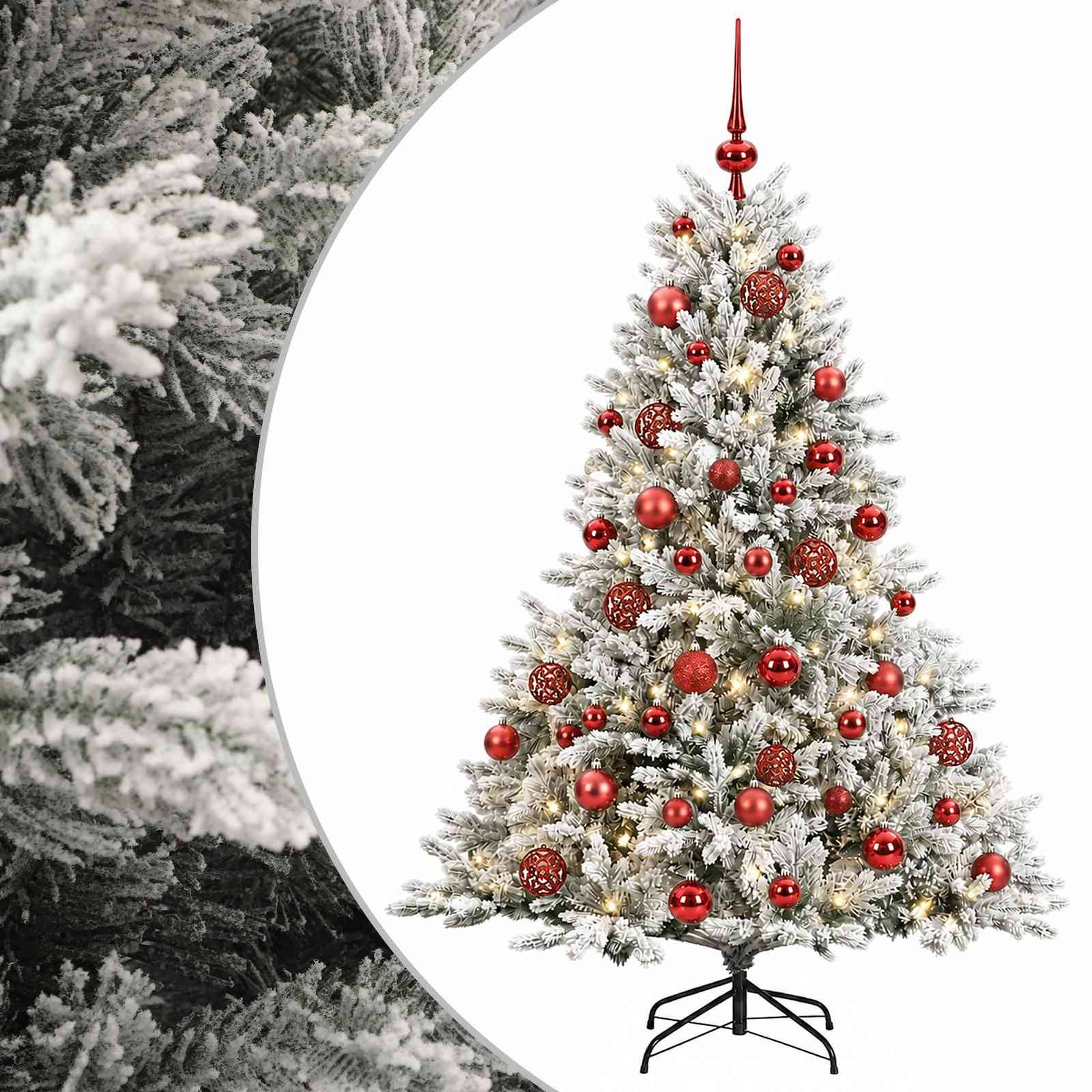 Mit Schnee bedeckter künstlicher Weihnachtsbaum auf einem Ständer, dekoriert mit roten Kugeln und gekrönt mit einer roten Spitze, gezeigt mit einer Nahaufnahme eines verschneiten Astes als Einschub.
