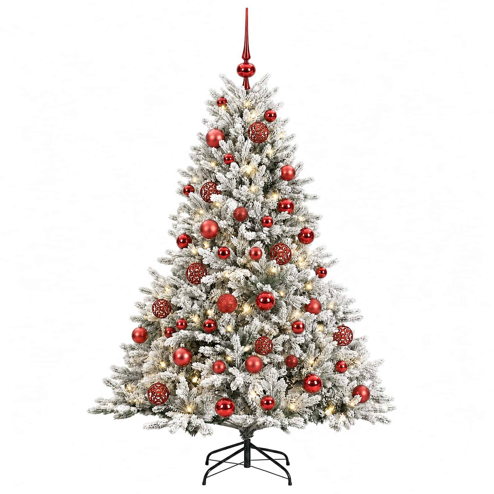 Mit Schnee bedeckter Weihnachtsbaum, verziert mit roten Kugeln und Lichtern auf einem schwarzen Ständer vor weißem Hintergrund.