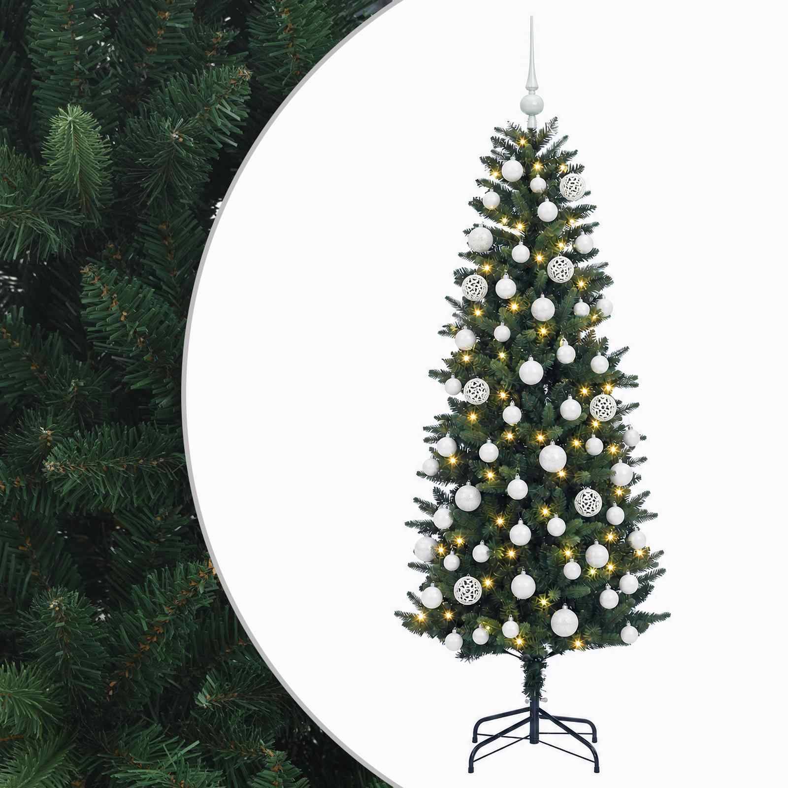 Dekorierter künstlicher Weihnachtsbaum mit weißen Kugeln und warmen Lichtern, dargestellt auf einem Ständer vor weißem Hintergrund.