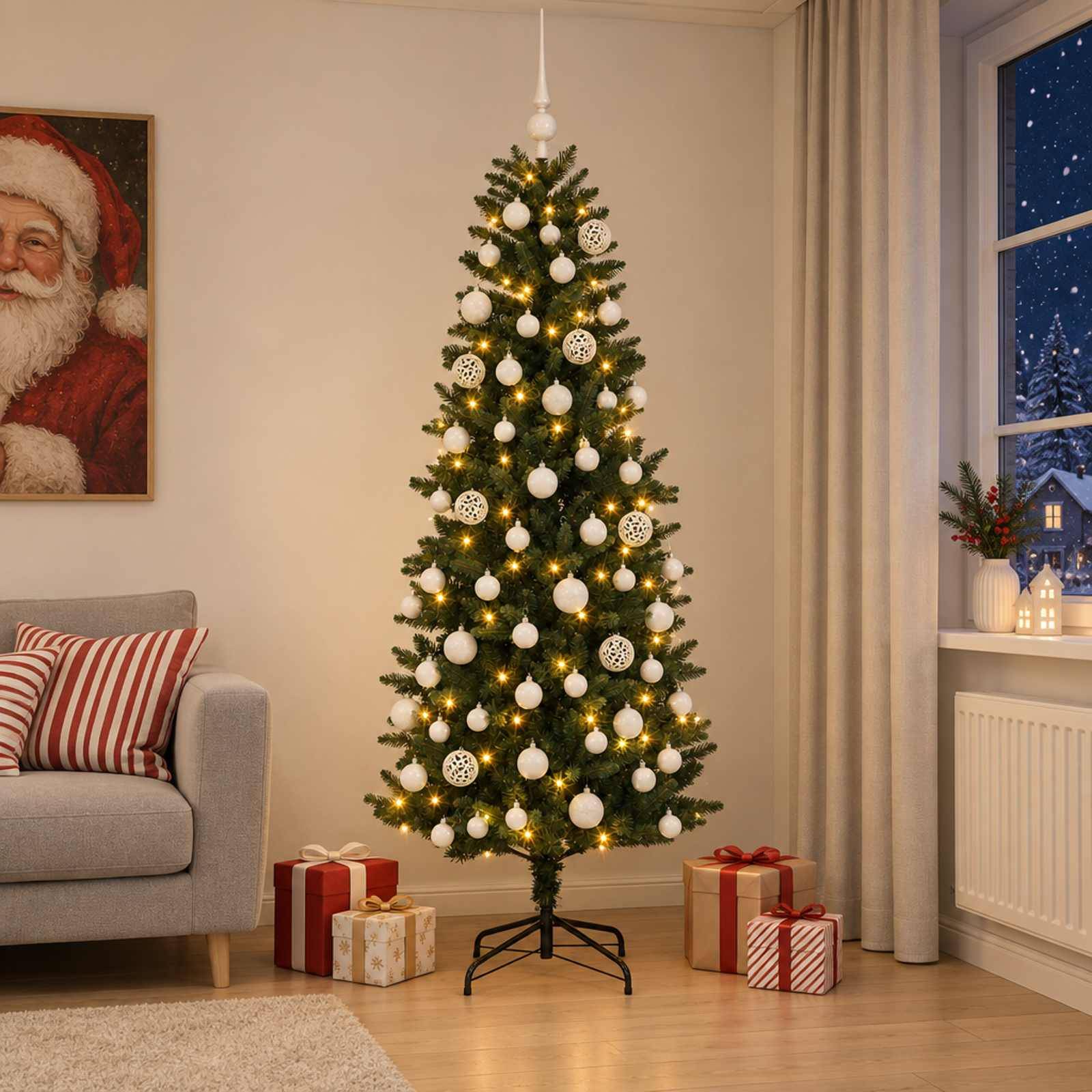 Dekorierter Weihnachtsbaum mit warmen Lichtern und weißen Weihnachtskugeln im Wohnzimmer, mit eingepackten Geschenken darunter und einem Santaporträt an der Wand.