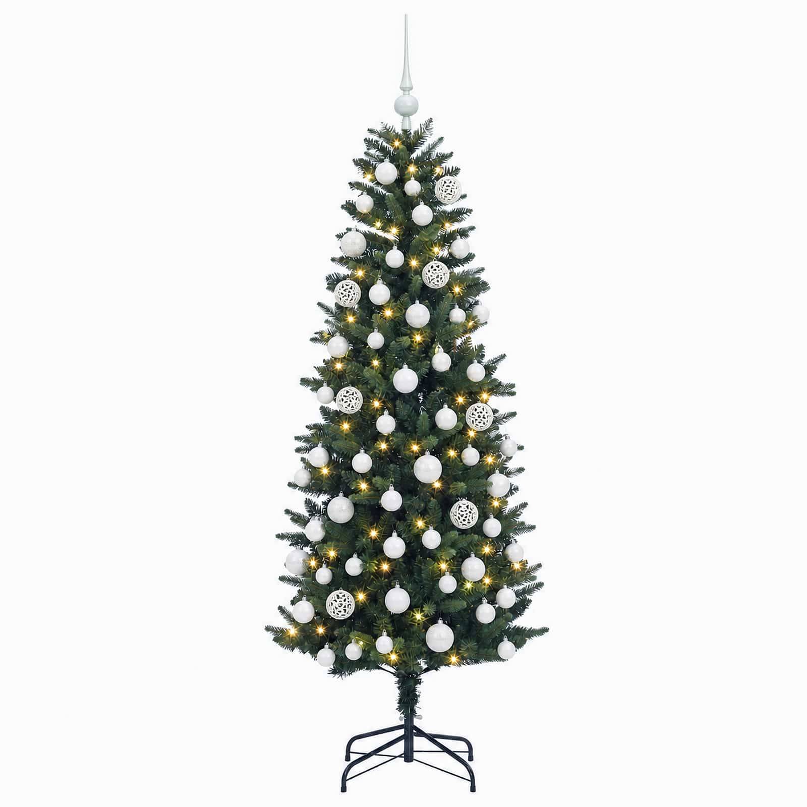 Dekorierter künstlicher Weihnachtsbaum mit warmweißen Lichtern, weißen Kugeln und einer Spitzenfigur auf einem Ständer vor weißem Hintergrund.