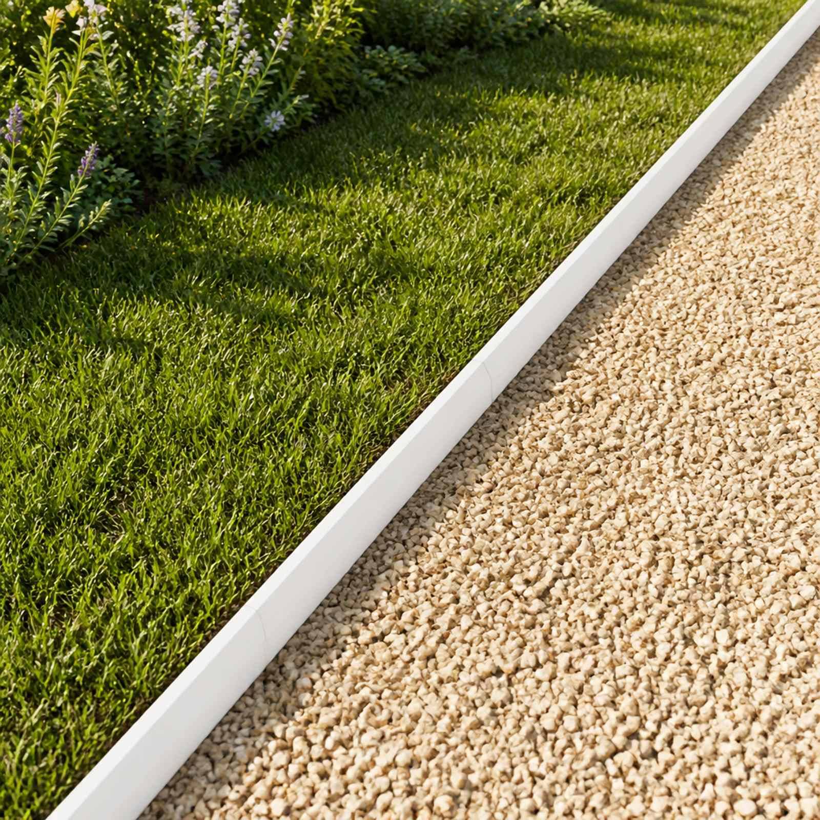 Nahaufnahme von gestalteter Gartenumrandung, die grünen Rasen und Sträucher von einem beigen Kiesweg trennt.