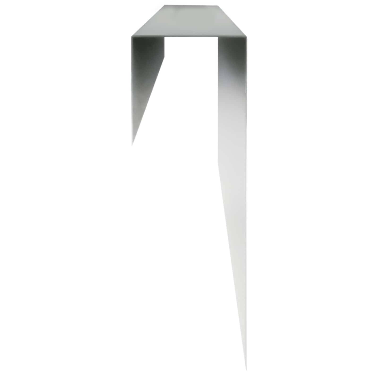 Minimalistische grau gefaltete Papierband mit einem scharfen spitzen Schwanz auf weißem Hintergrund.