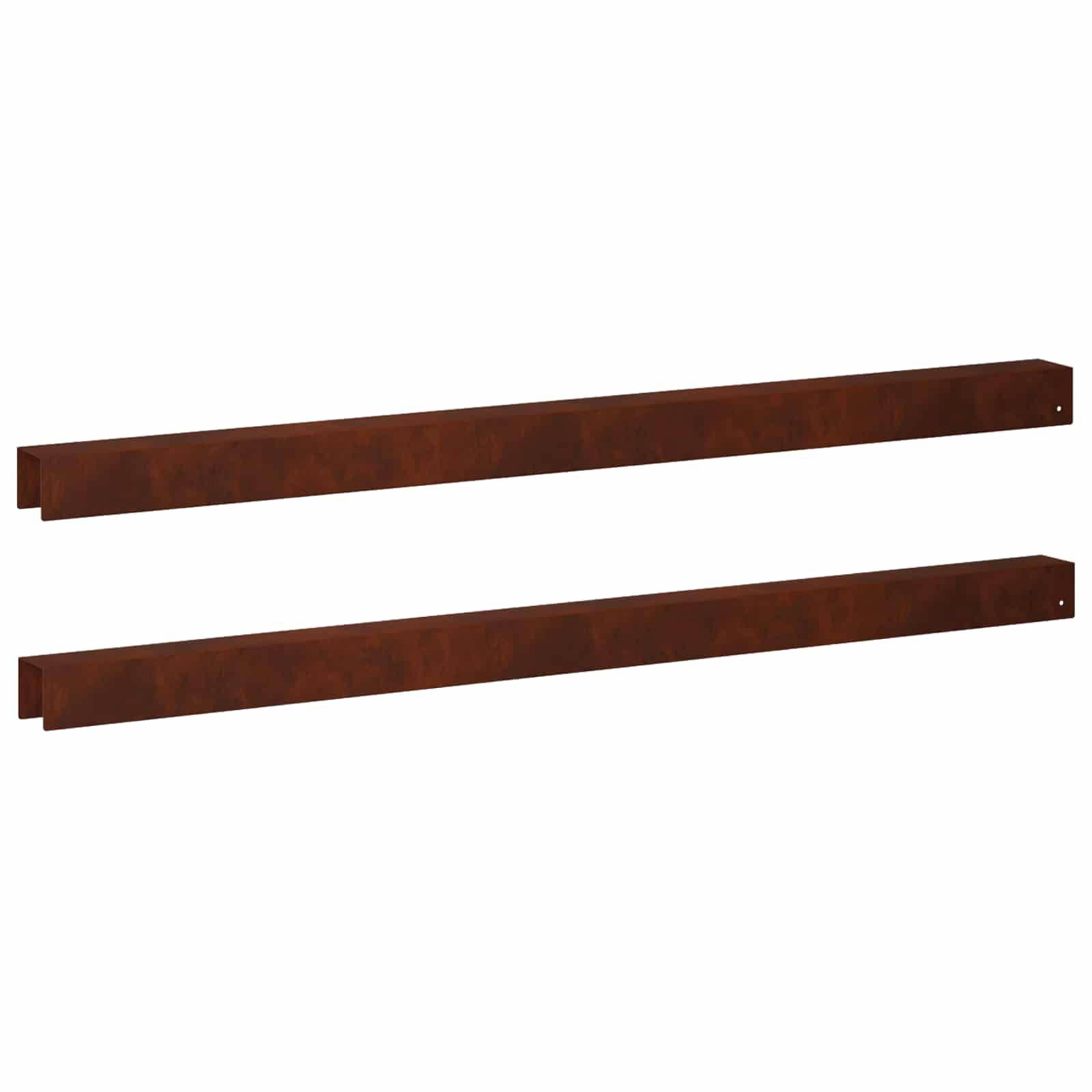 Zwei lange rostbraune Metallträger auf weißem Hintergrund, parallel und leicht geneigt, jeder mit einem kleinen Loch an einem Ende.