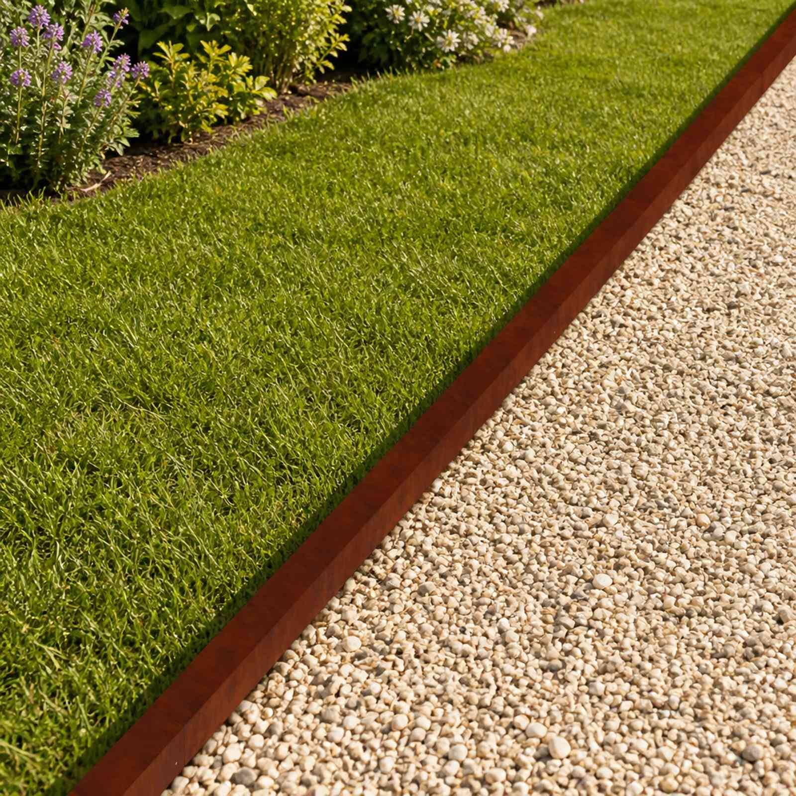 Eingefasste Gartenbeete mit üppig grünem Rasen neben einem hellen Kiesweg, getrennt durch eine rostfarbene Metallbegrenzung.