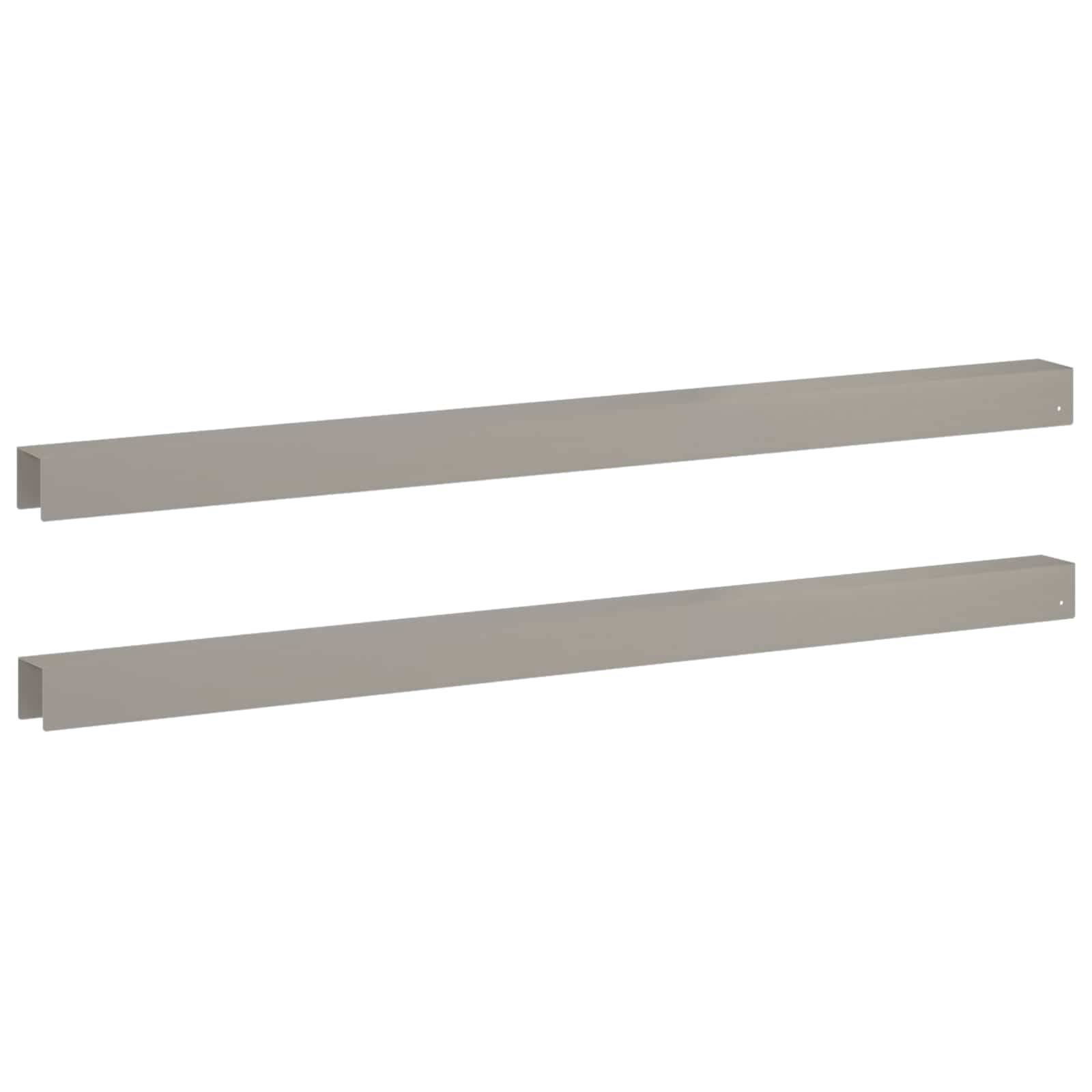 Zwei lange graue Metallstangen auf weißem Hintergrund, dargestellt als separate parallele Teile.