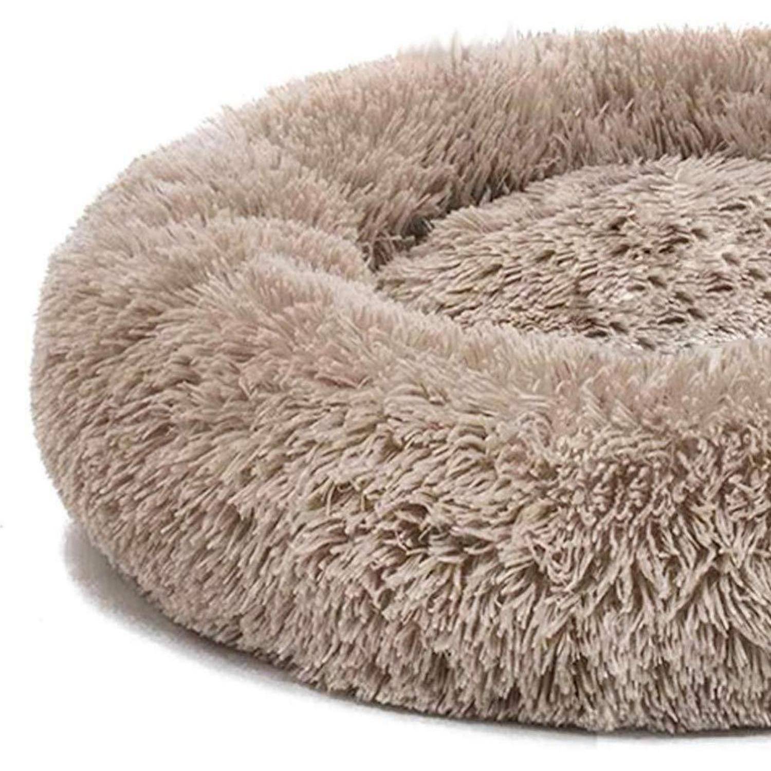 Beiges flauschiges rundes Haustierbett auf weißem Hintergrund.