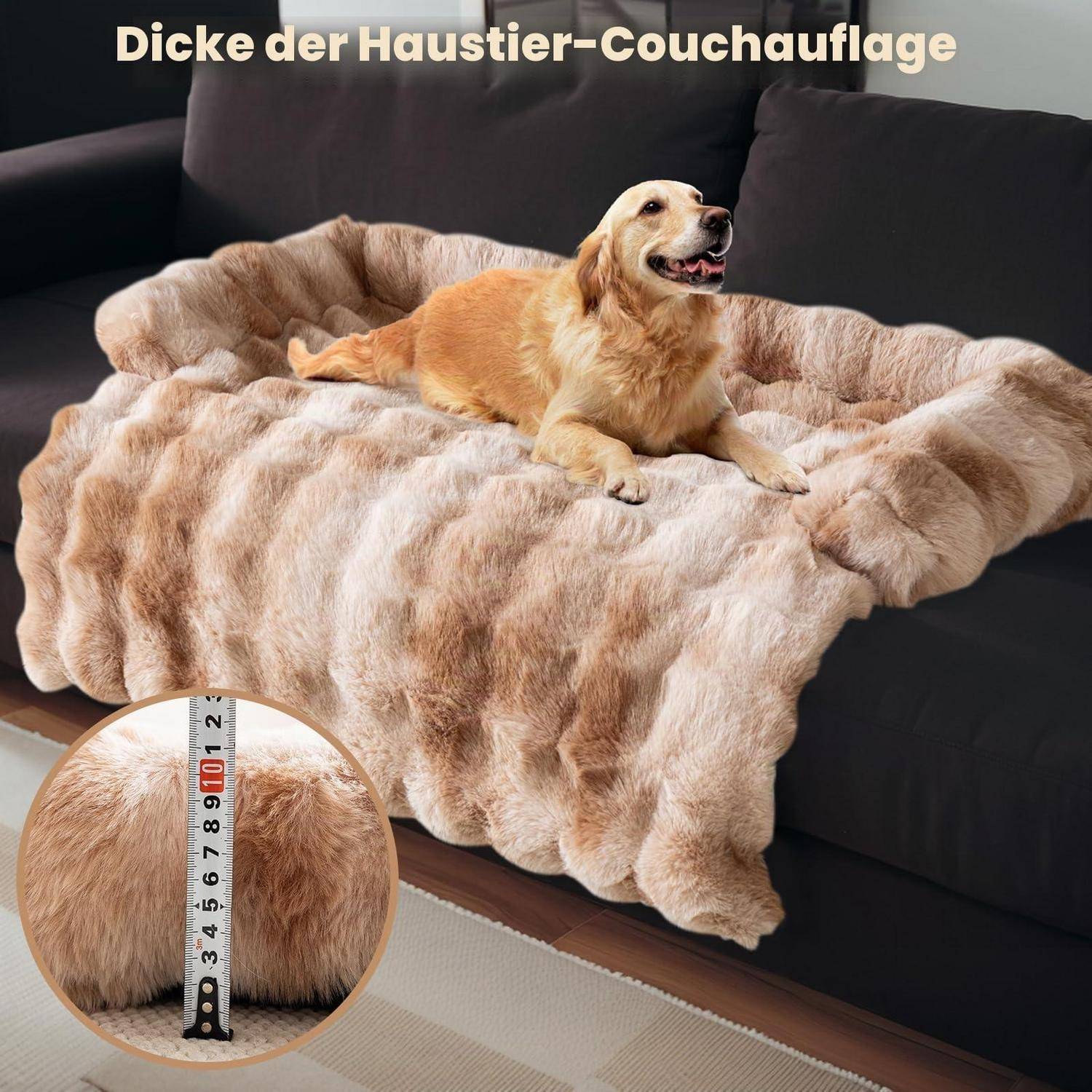 Goldener Retriever, der auf einem dicken Plüsch-Haustiersofabezug liegt, der über einem Sofa drapiert ist, mit einem Lineal als Einsatz, das die Dicke des weichen Materials zeigt.