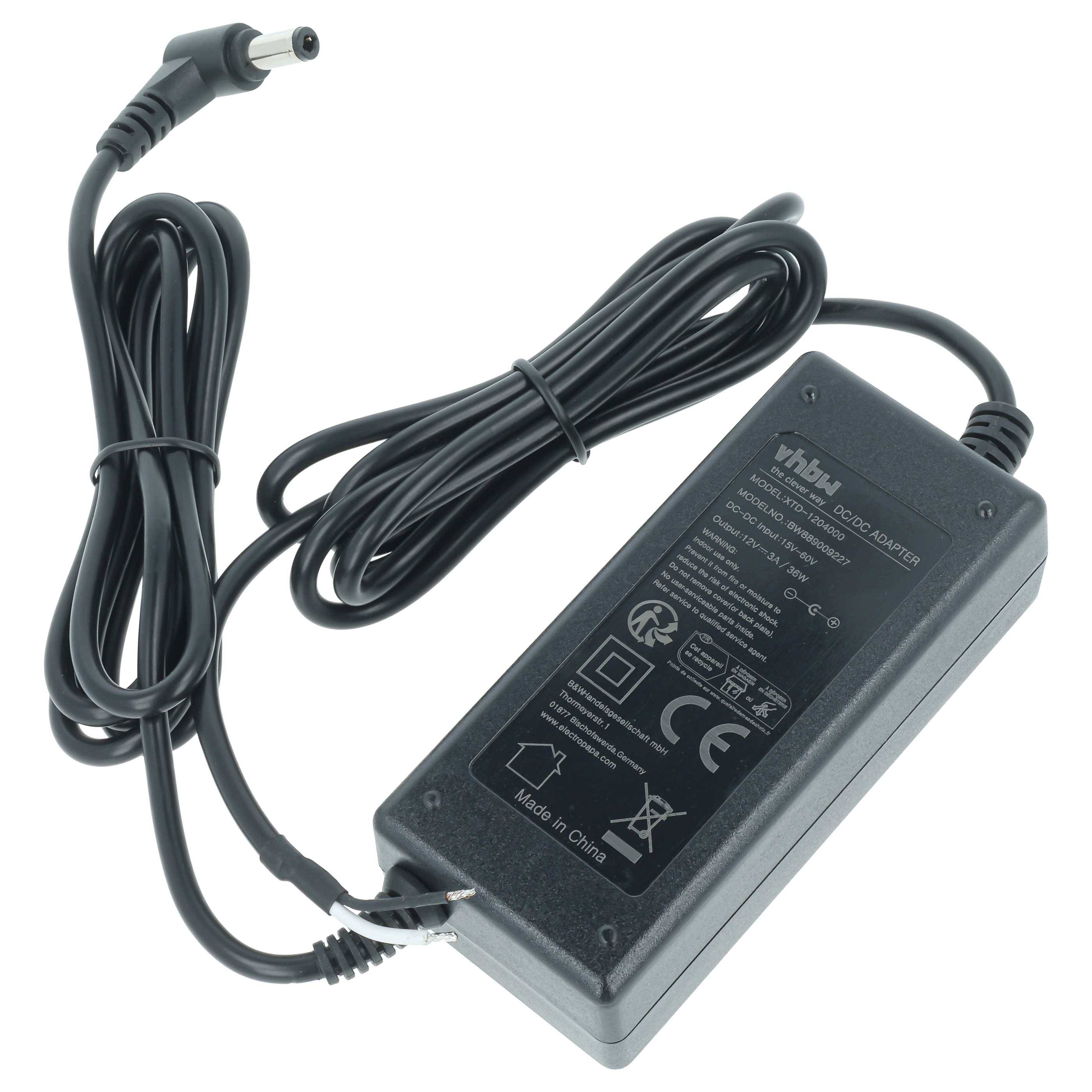 Schwarzer Stromadapter mit angeschlossenem Kabel und Hohlstecker, dargestellt auf weißem Hintergrund.