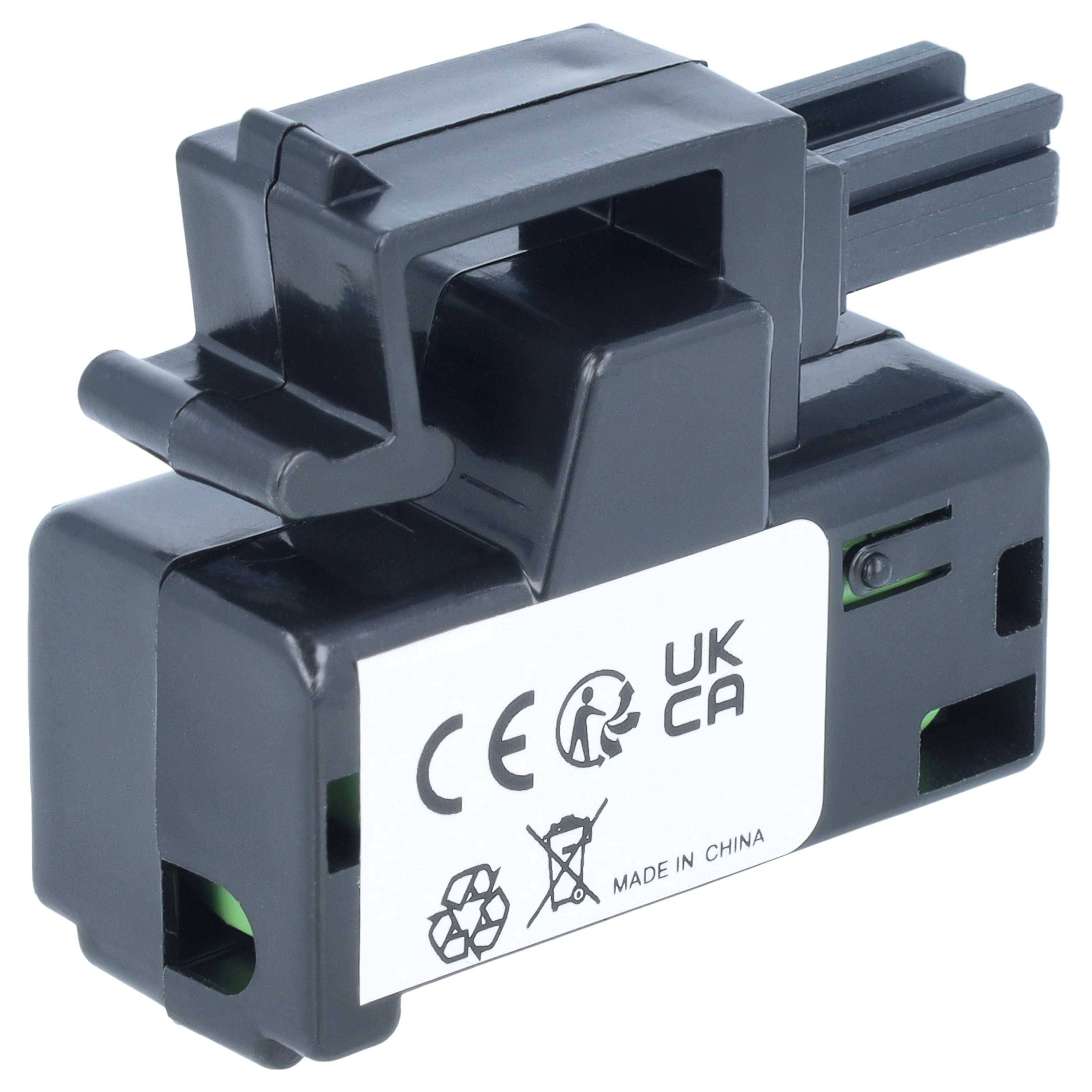 Schwarzes Elektrosteckermodul mit weißem CE-/UKCA-Etikett und Recycling-Symbolen, isoliert auf weißem Hintergrund.