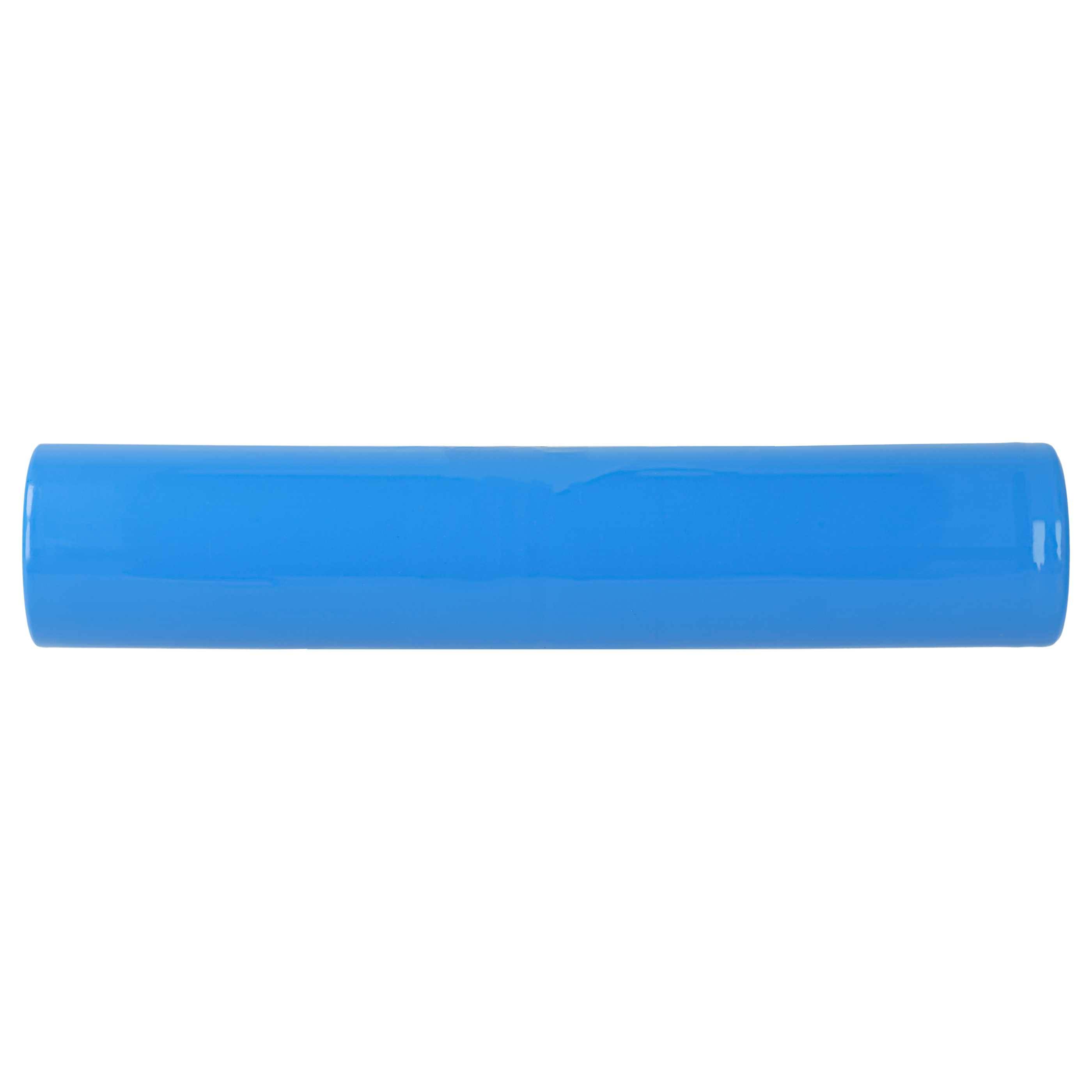 Eine blaue zylindrische Batteriezelle auf weißem Hintergrund.
