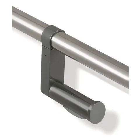 Nahaufnahme einer Edelstahlhandlaufhalterung, die eine runde Schiene klemmt, mit einem dunklen Metallstützarm und einer Endkappe.