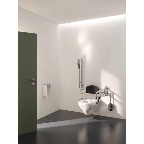 Minimalistische barrierefreie Badezimmerecke mit wandmontiertem WC, Haltegriff und grüner Tür in einem hellen weißen Raum