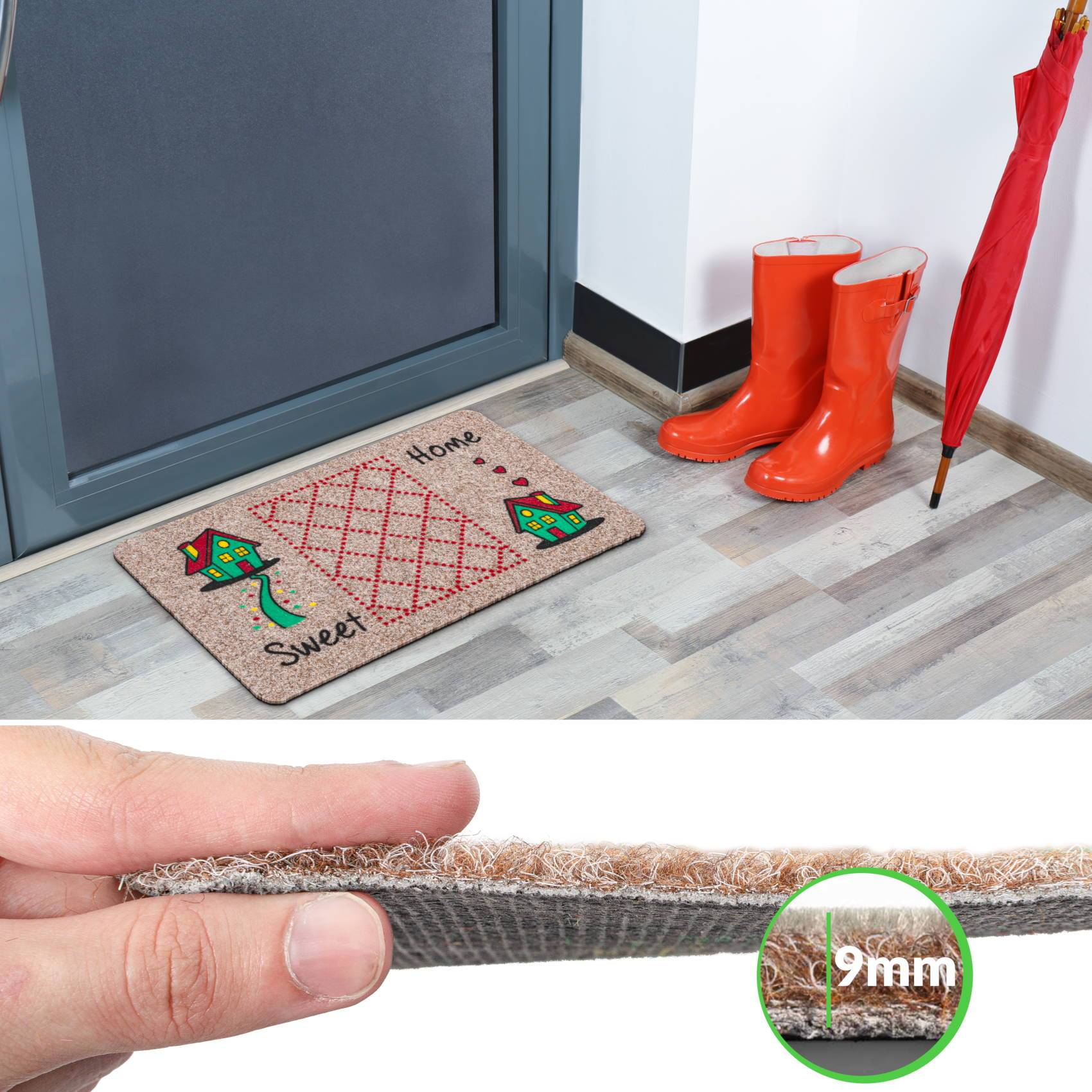 Geteiltes Bild: oben sind orangefarbene Regenstiefel und ein roter Regenschirm neben einer Tür auf einer „Sweet Home"-Fußmatte zu sehen; unten wird eine Mattenkante gemessen, die 9 mm dick ist.