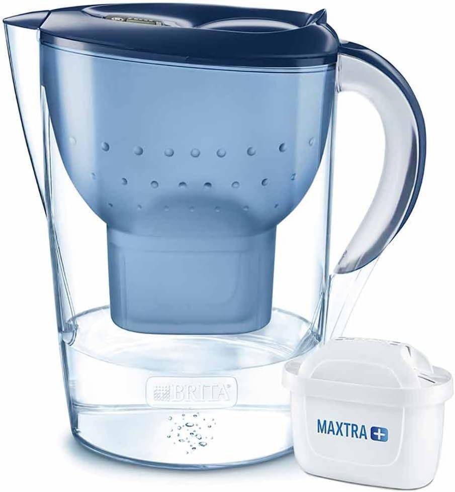 Brita-Wasserfilterkrug mit einer MAXTRA+-Filterkpatrone daneben auf weißem Hintergrund gezeigt.