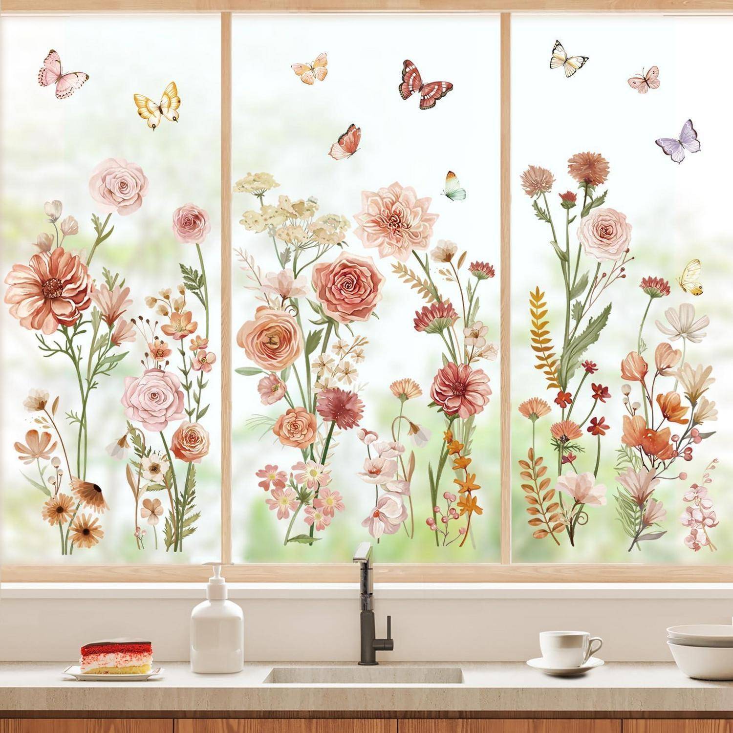 Dreiteiliges Blumenfenster-Wandbild mit Schmetterlingen über einer Küchenspüle und Arbeitsplatte, das einen hellen Gartenblick-Effekt erzeugt.