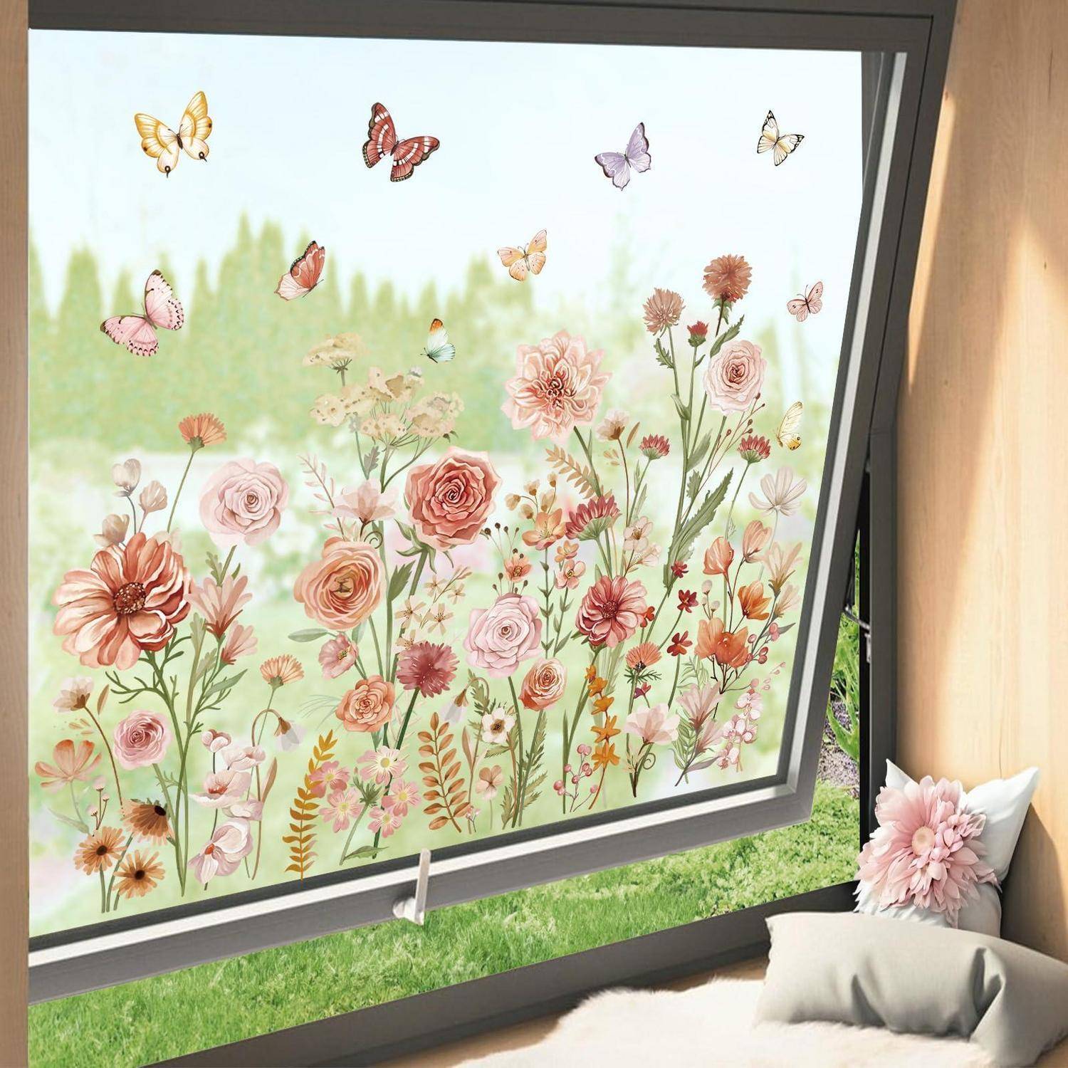 Dekorativer Fensterrollo mit pastellfarbenen Wildblumen und Schmetterlingen, in einem hellen Zimmer neben einem gepolsterten Sessel zu sehen.