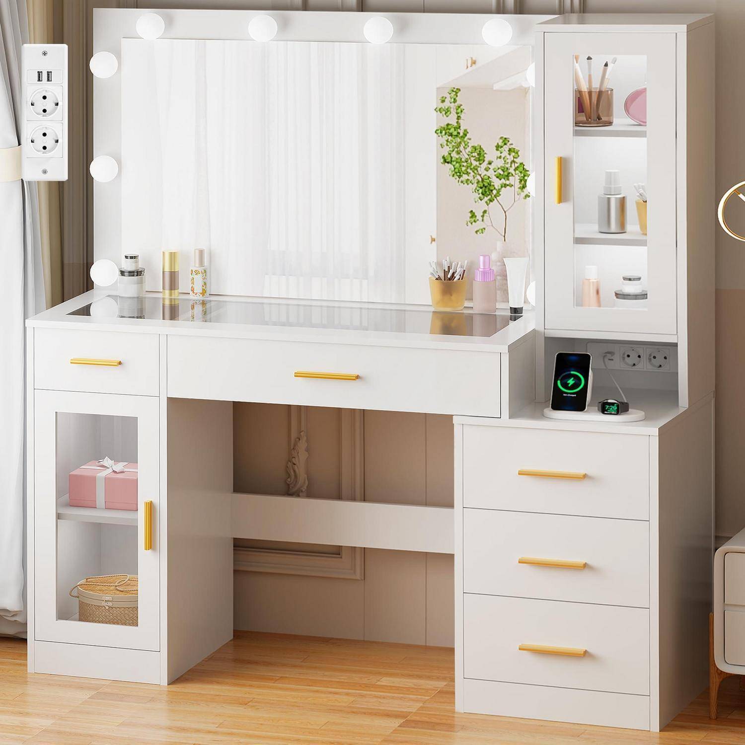 Weißer Schminktisch mit Spiegellicht, Schubladen, Seitenschränken und integriertem Ladebereich, abgebildet in einem Schlafzimmer.