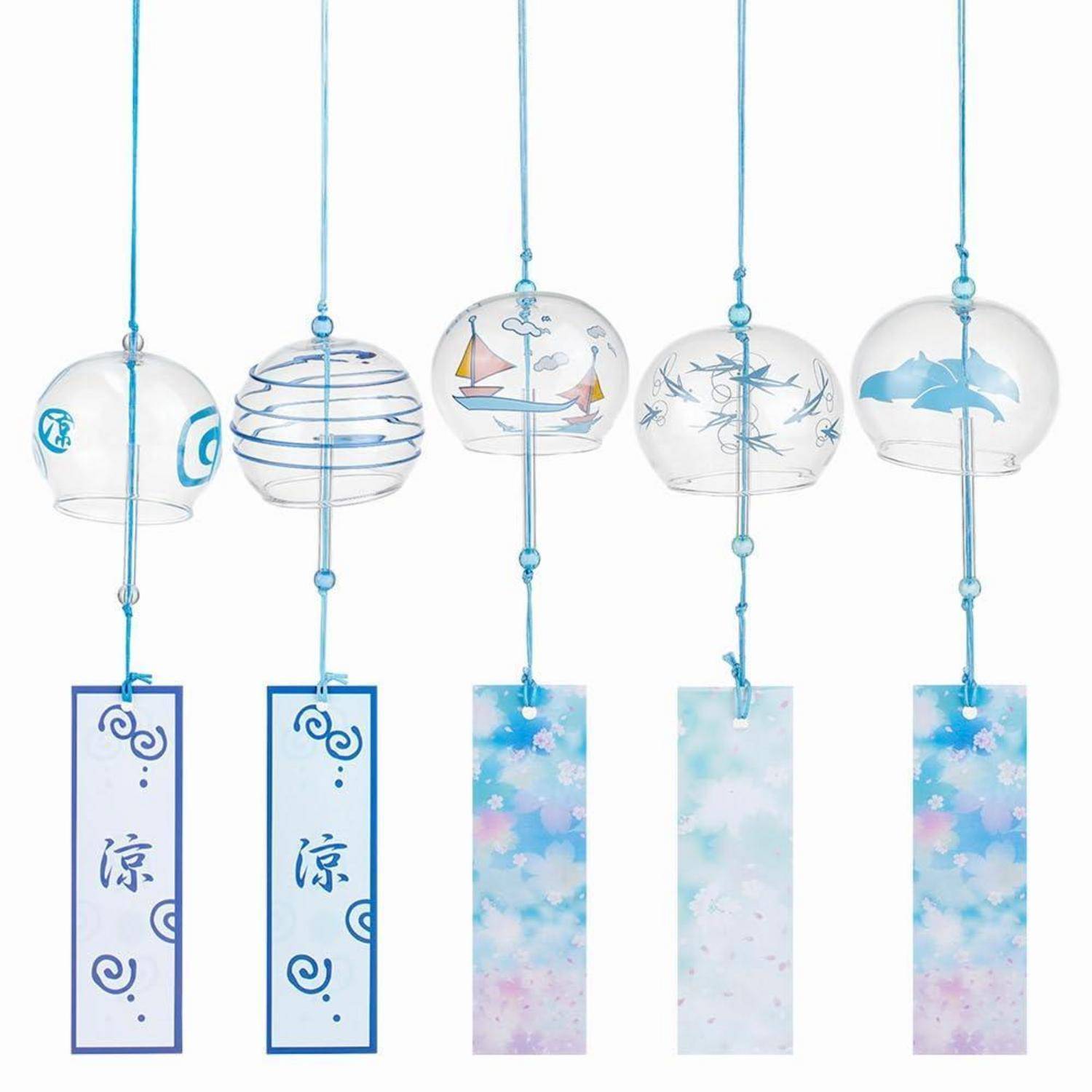 Fünf hängende Glaswindspiele mit blauen Schnüren und pastellfarbenen rechteckigen Anhängern, jede Kugel mit unterschiedlichen Meeres-, Segelboot- oder Blumenmotiven verziert.