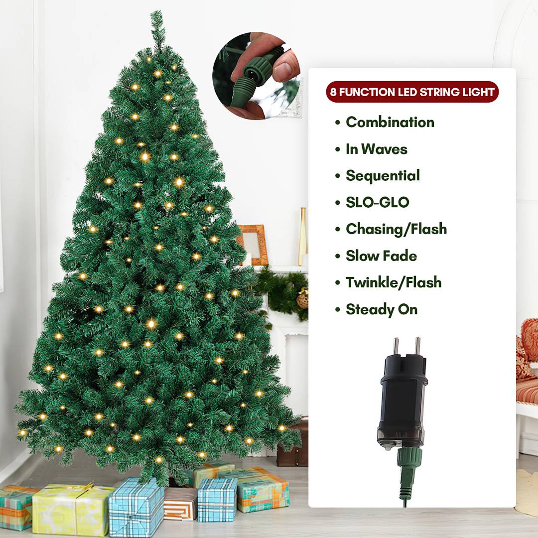 Dekorierter künstlicher Weihnachtsbaum mit warmen LED-Lichtern neben einem Schild mit Einstellungen für „8-FUNKTIONS-LED-LICHTERKETTE" und Nahaufnahme des Steckers.