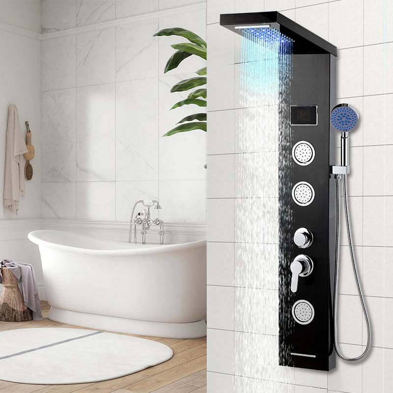 Modernes Badezimmer mit freistehender Badewanne und einer schwarzen Duschpaneel mit Wasserlauf von einem Überkopf-Regenduschkopf, sowie einer Handbrause und Steuerungselementen.