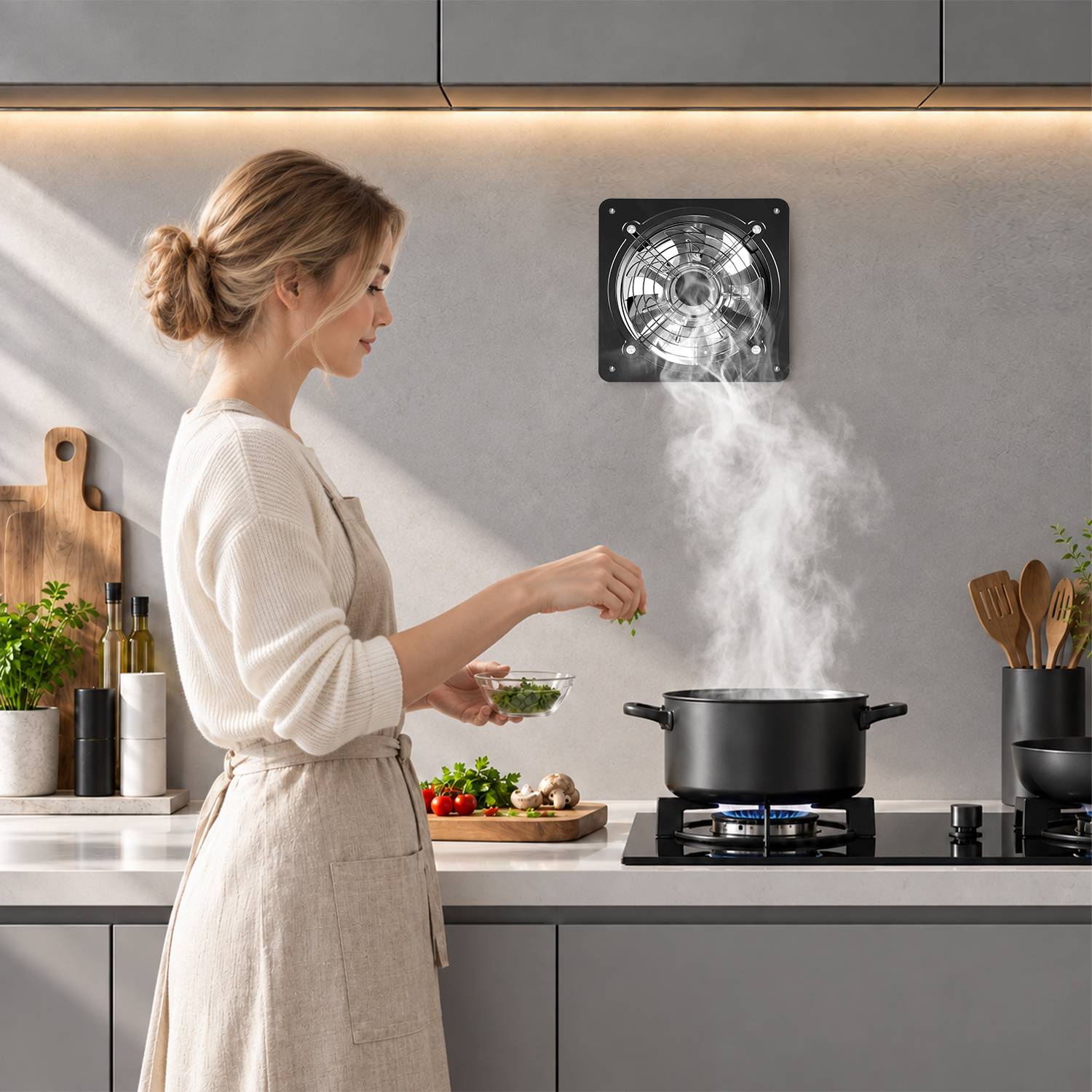 Frau beim Kochen in einer modernen Küche, die Kräuter in einen dampfenden Topf auf einem Gasherd unter einem an der Wand montierten Ventilator streut.
