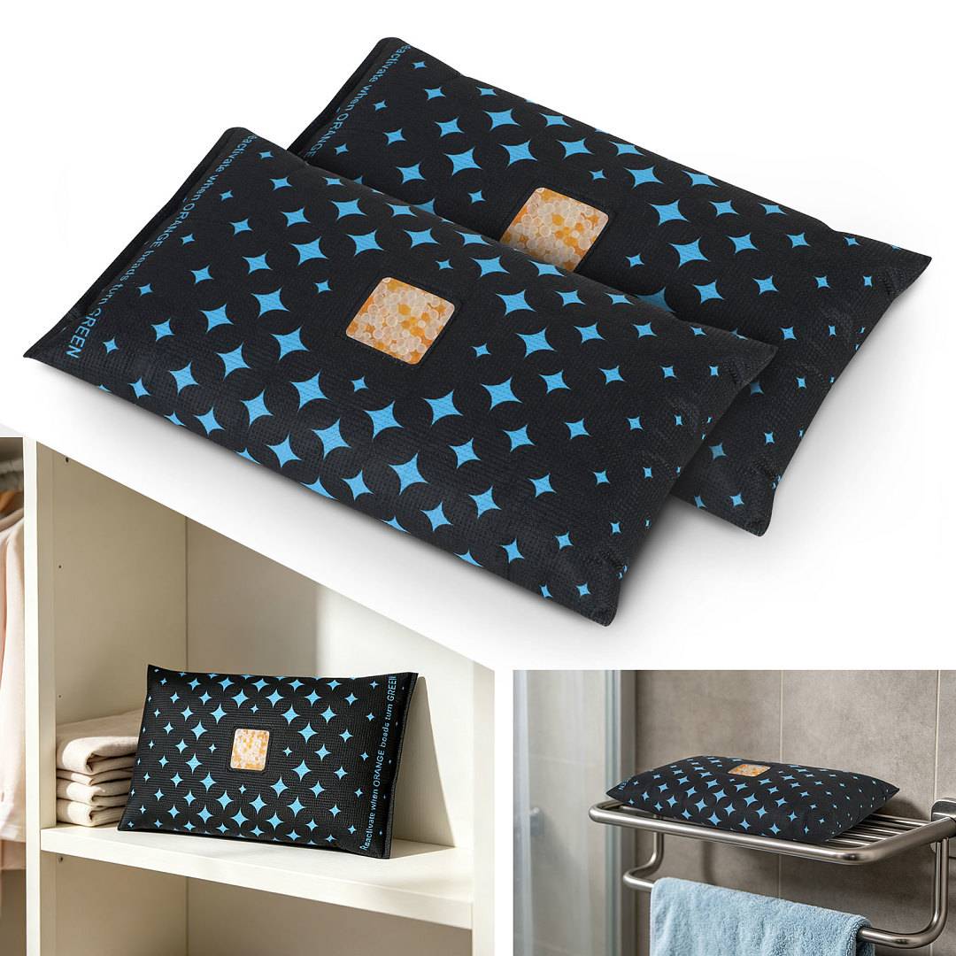Schwarze Wärme-/Kühl-Augenkissen mit blauem Sternmuster und Mitteletiketten in Nahaufnahme sowie auf einem Regal und einer Handtuchstange gezeigt.