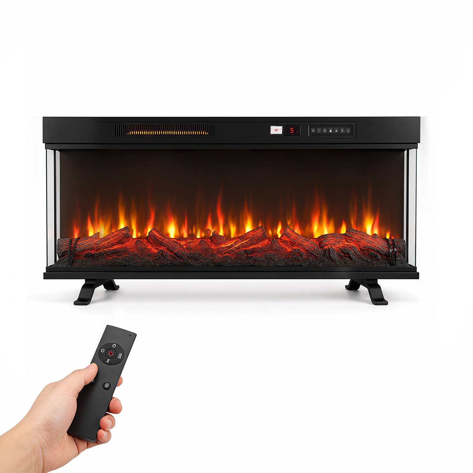 Schwarzer elektrischer Kamin mit leuchtenden künstlichen Holzscheiten und Flammen, gezeigt mit einer Hand, die seine Fernbedienung hält.