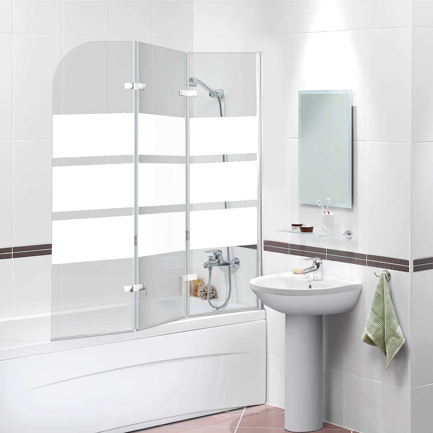 Modernes weißes Badezimmer mit Badewanne, Glassanitärwand, Sockelwaschbecken, Spiegel, Regal und hängendem Handtuch.