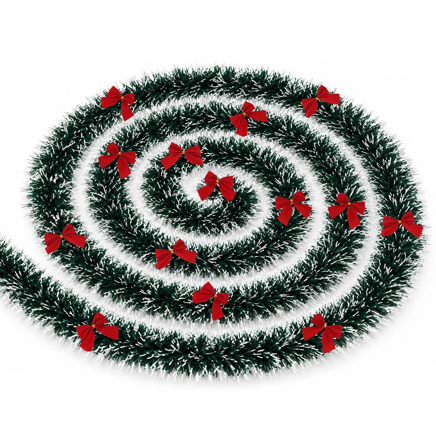 Aufgerollte grüne Weihnachtsgirlande oder Lametta in einer Spirale angeordnet, dekoriert mit kleinen roten Schleifen auf weißem Hintergrund.