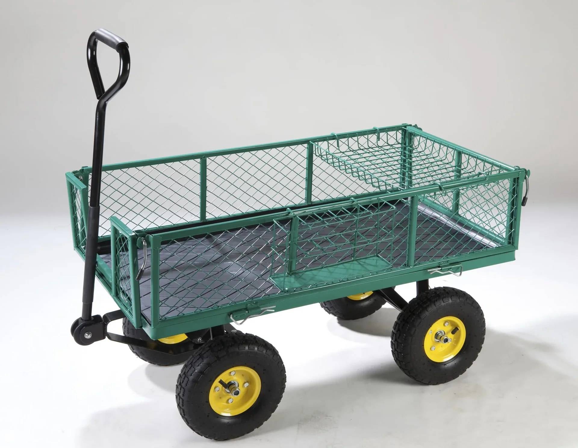 Grüner Gitternutzwagen mit vier schwarzen Rädern und langem Griff, gezeigt auf hellem, einfarbigem Hintergrund.