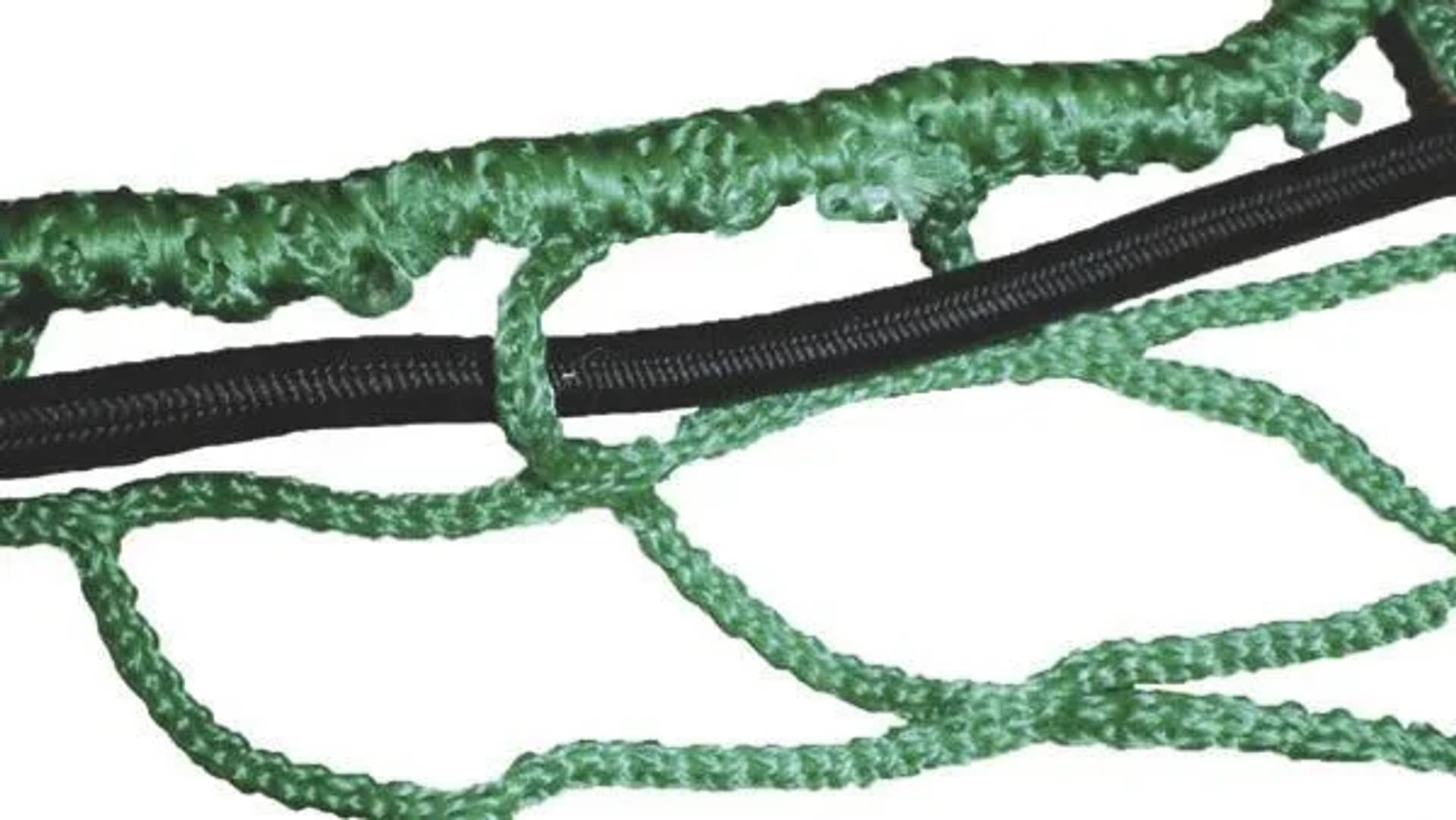 Grünes Seil, das in einem Knoten um eine schwarze Schnur auf weißem Hintergrund gebunden ist.