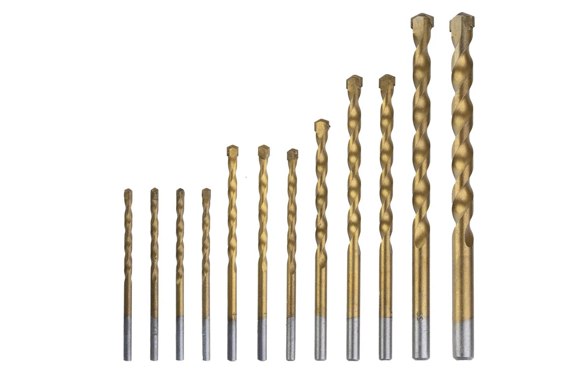 Satz von Goldbohrern in Spiralform, vom kleinsten zum größten auf weißem Hintergrund angeordnet.