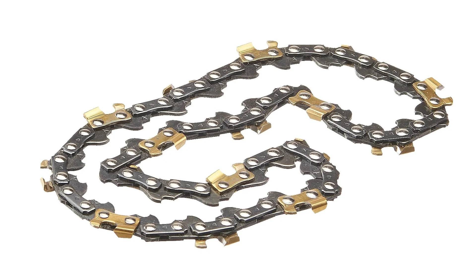 Aufgerollte Kettensägen-Kette mit abwechselnden silbernen Schneidzähnen und goldenen Gliedern auf weißem Hintergrund.