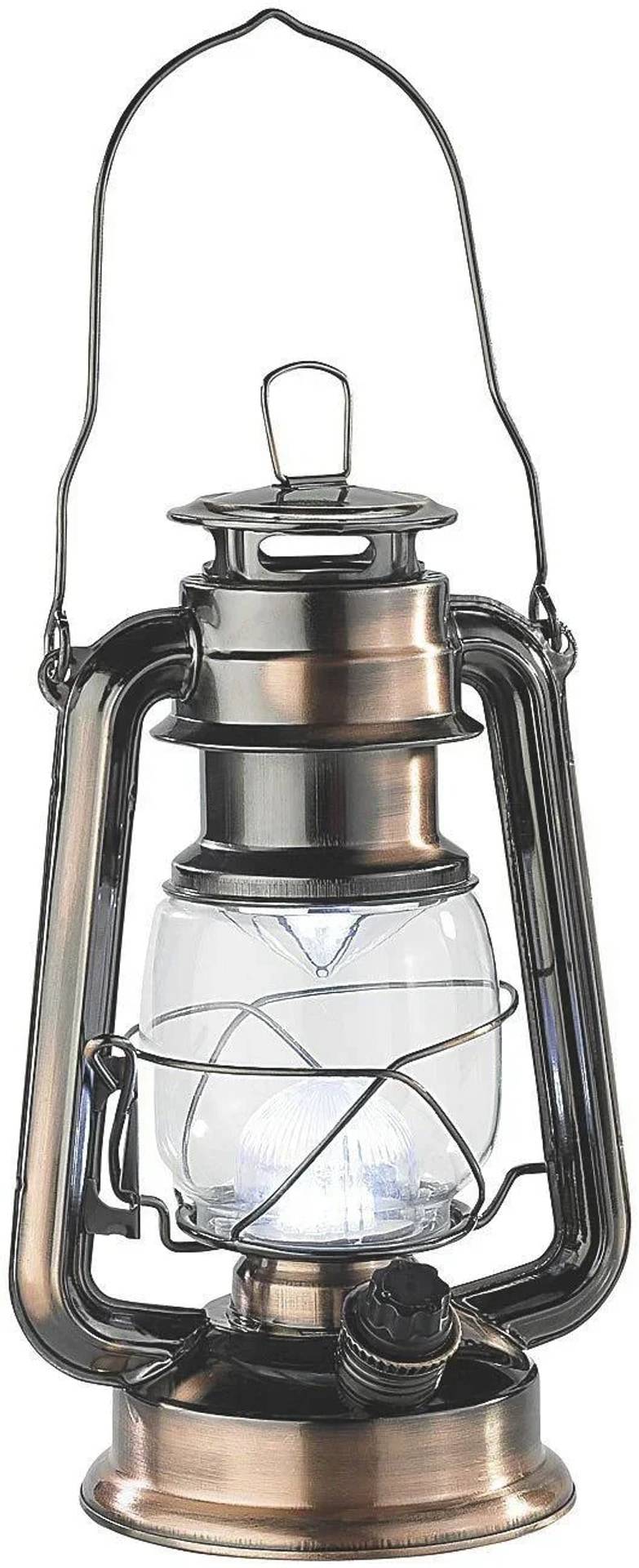 Vintage-Metallöllaterne mit Glaskugel und Griff, Vorderansicht auf weißem Hintergrund.