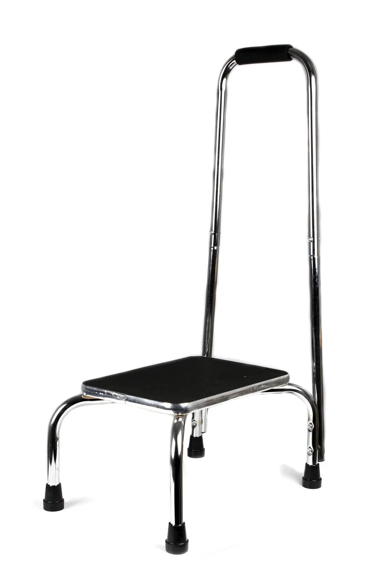 Chromestufenhocker mit schwarzem Sitz und hohem Handlauf, dargestellt auf weißem Hintergrund.