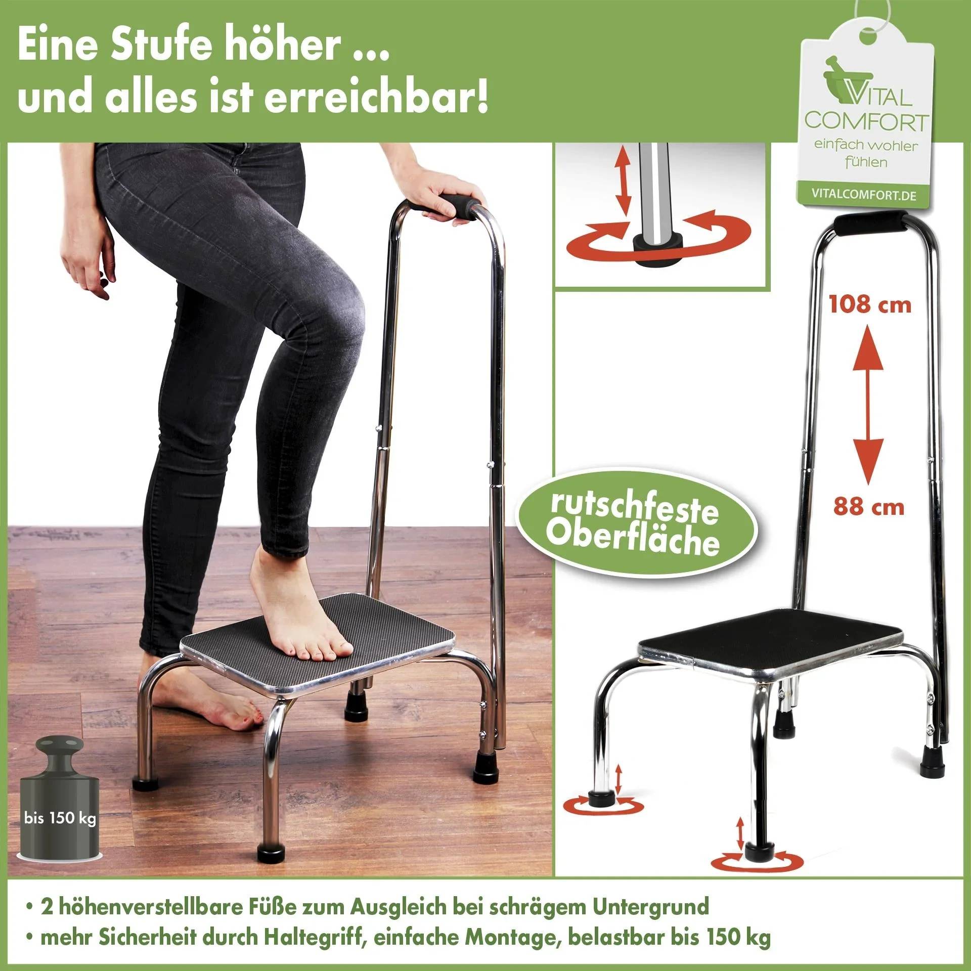 Produktbild einer Trittschemel mit Handlauf, das eine Person zeigt, die diese benutzt; hebt die rutschfeste Oberfläche, einstellbare Füße, eine Höhe von 108 cm und eine Tragfähigkeit von bis zu 150 kg hervor.