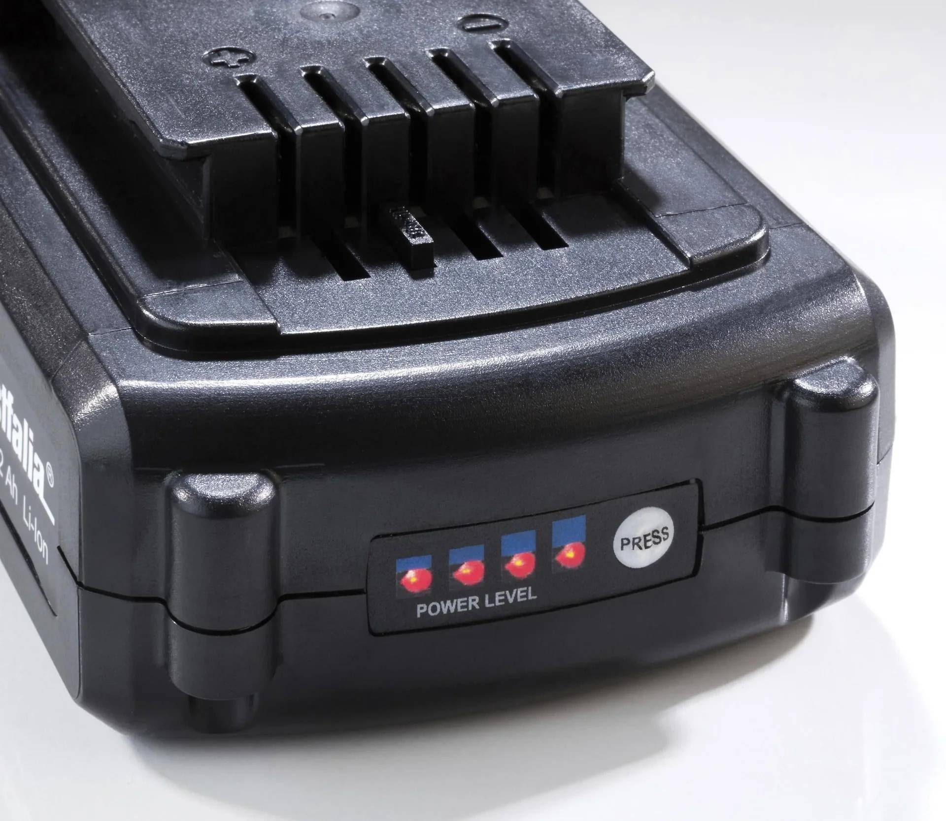 Schwarzes Batterieladegerät mit Stromstärkeanzeige-Leuchten und einer "DRÜCKEN""-Taste auf der Vorderseite.