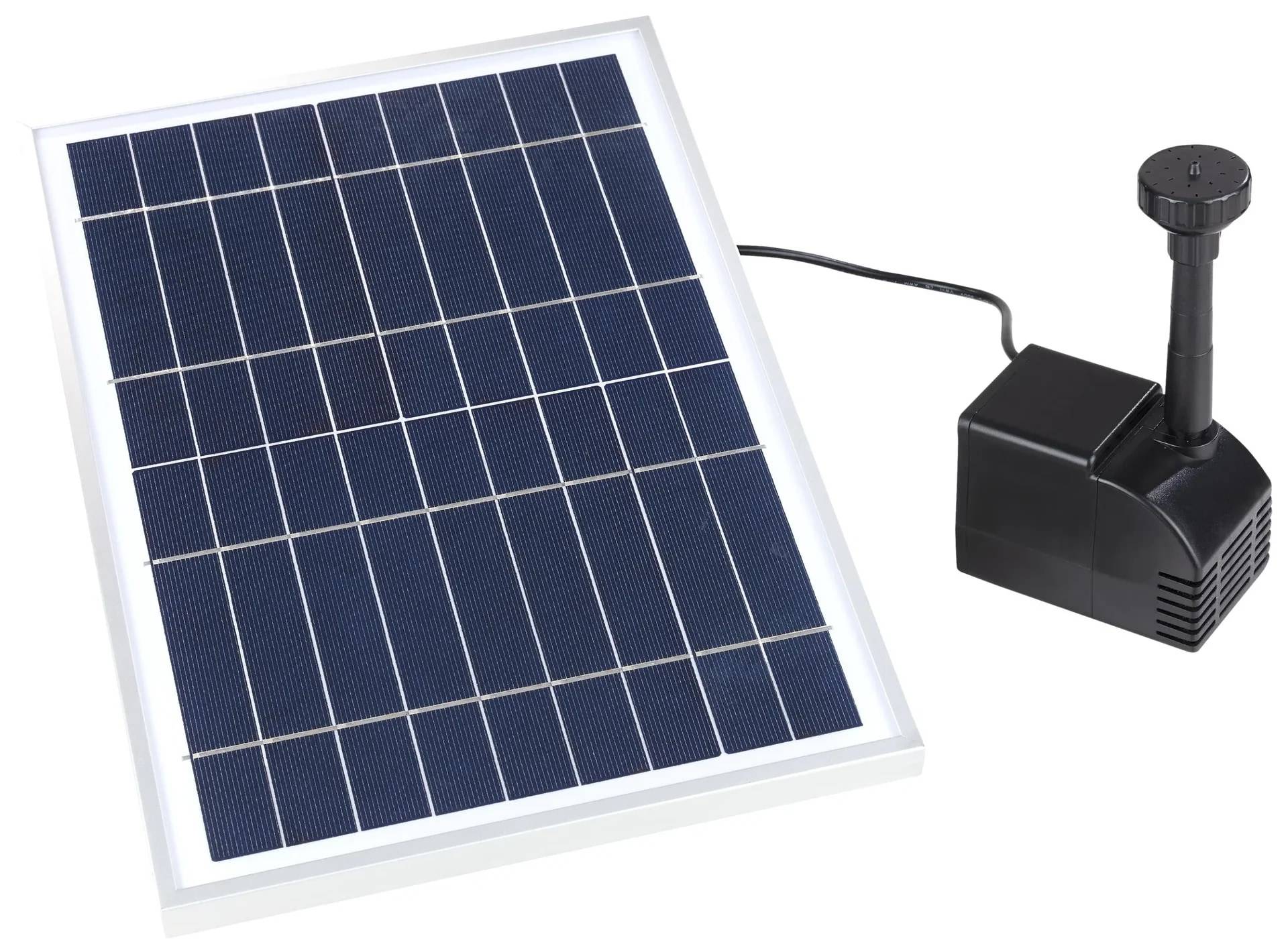 Kleines Solarpanel, das über ein Kabel mit einer schwarzen Tauchpumpe mit vertikaler Düse verbunden ist, auf weißem Hintergrund dargestellt.