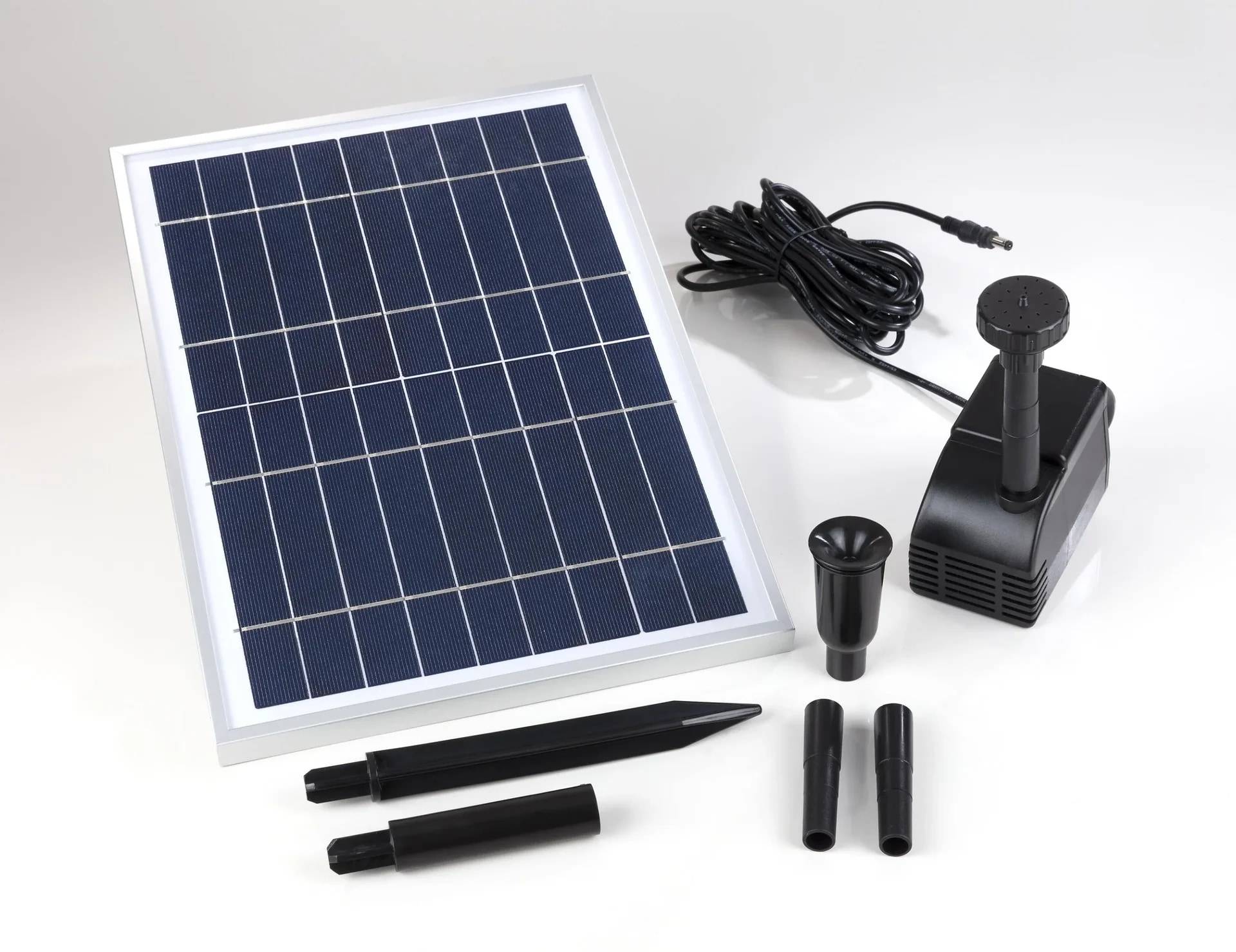Solarpanel-Set mit einem kleinen Panel, Pumpeneinheit, aufgewickeltem Kabel und mehreren schwarzen Befestigungsteilen auf weißem Hintergrund.